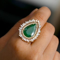 Bague de cocktail raffinée en or jaune 14 carats, sertie d'un diamant rond naturel et d'un diamant taille baguette, avec une émeraude