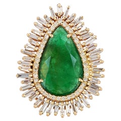 Bague de cocktail raffinée en or jaune 14 carats, sertie d'un diamant rond naturel et d'un diamant taille baguette, avec une émeraude