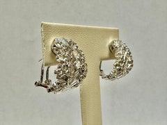 Orecchini con diamanti tondi e baguette naturali per cena in oro bianco 18 carati