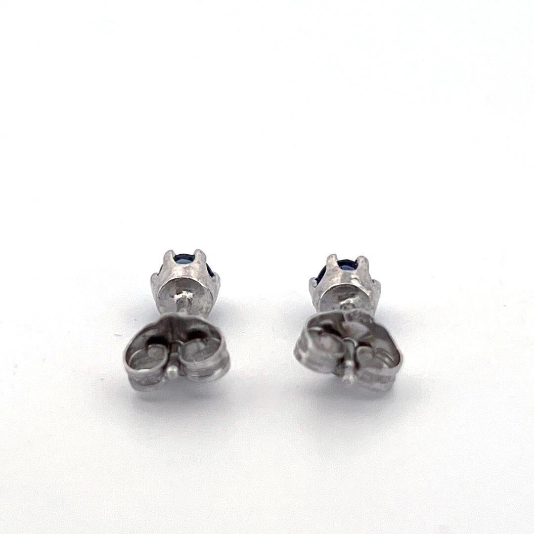 Natural Round Blue 0.50ctw Sapphire 14K White Gold 3.50mm Stud Earrings In Excellent Condition For Sale In Carmel By The Sea, CA