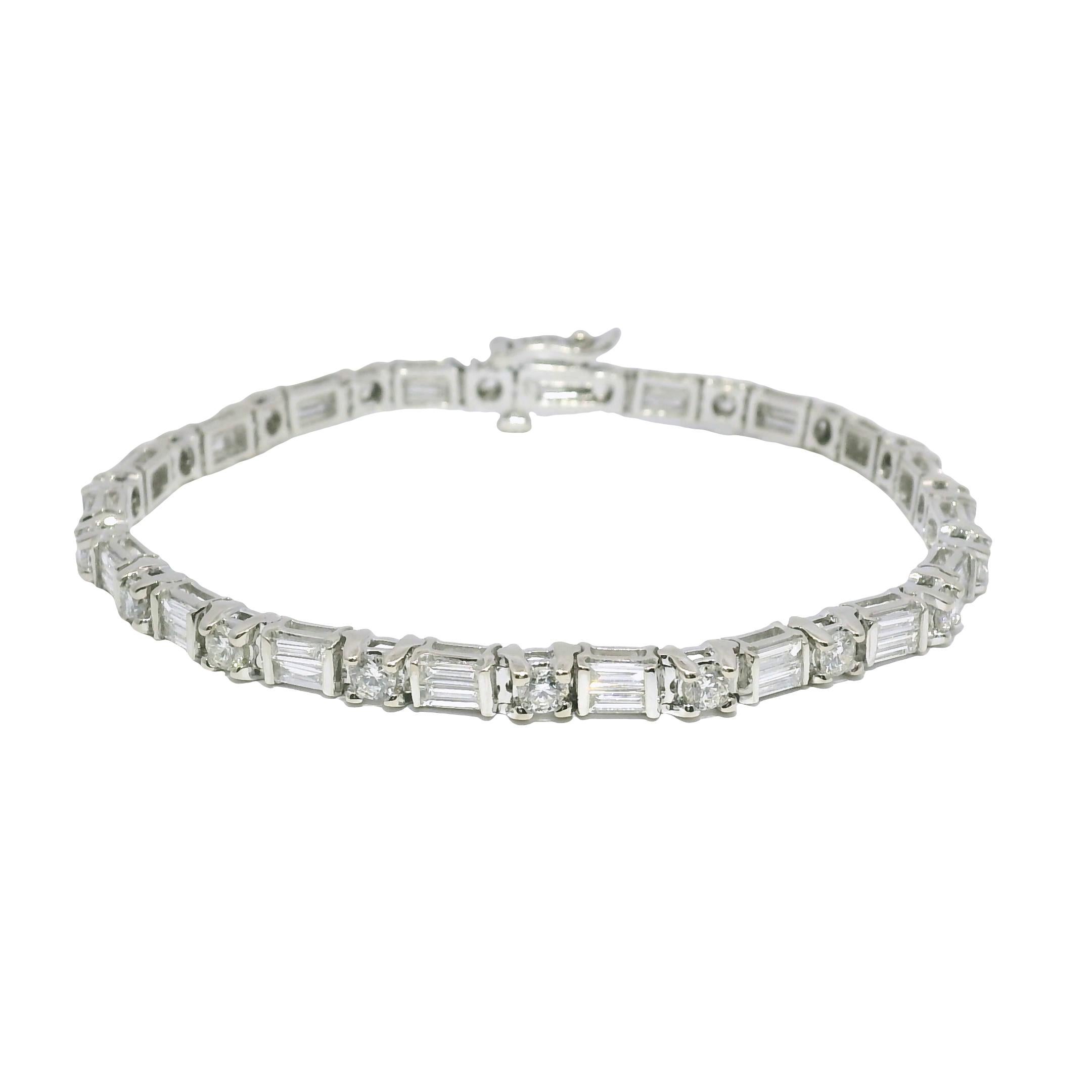 Pulsera de Tenis de 14 Quilates con Diamantes Redondos Brillantes y Baguette Naturales En Stock en venta 4