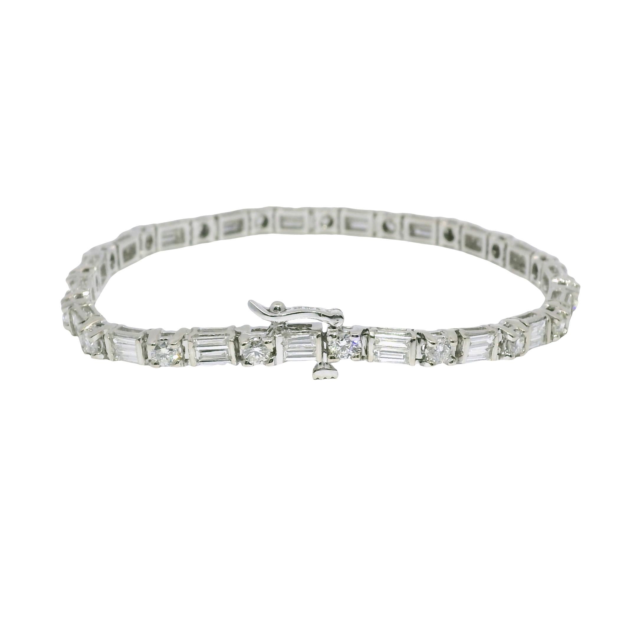 Pulsera de Tenis de 14 Quilates con Diamantes Redondos Brillantes y Baguette Naturales En Stock en venta 5