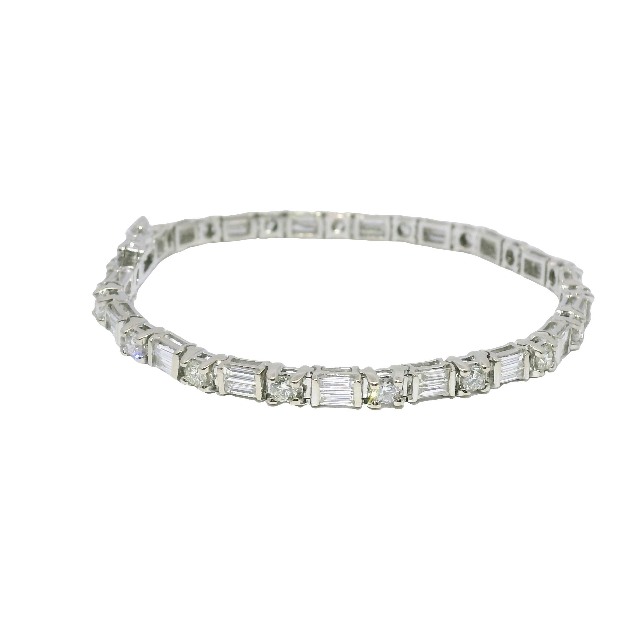 Pulsera de Tenis de 14 Quilates con Diamantes Redondos Brillantes y Baguette Naturales En Stock en venta 6