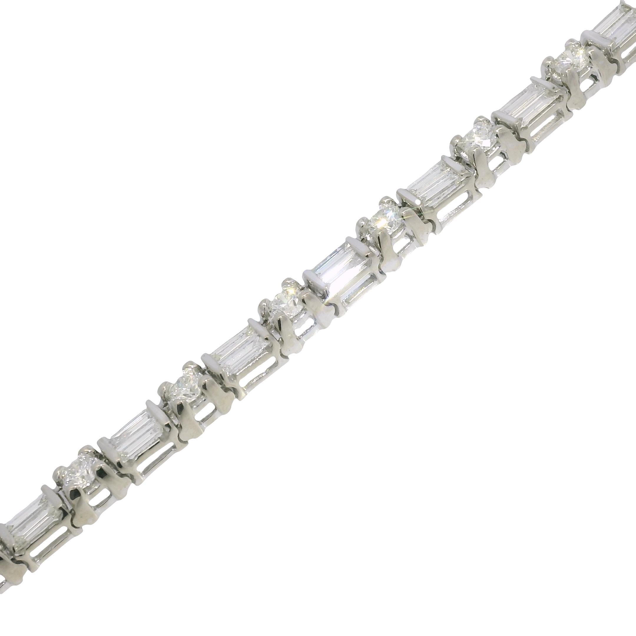 Pulsera de tenis de oro blanco de 14k con diamantes redondos brillantes naturales y talla baguette

Material: oro Blanco 14k
Detalles de los diamantes: Hay aproximadamente 1,60 quilates de diamantes naturales de talla brillante redonda y