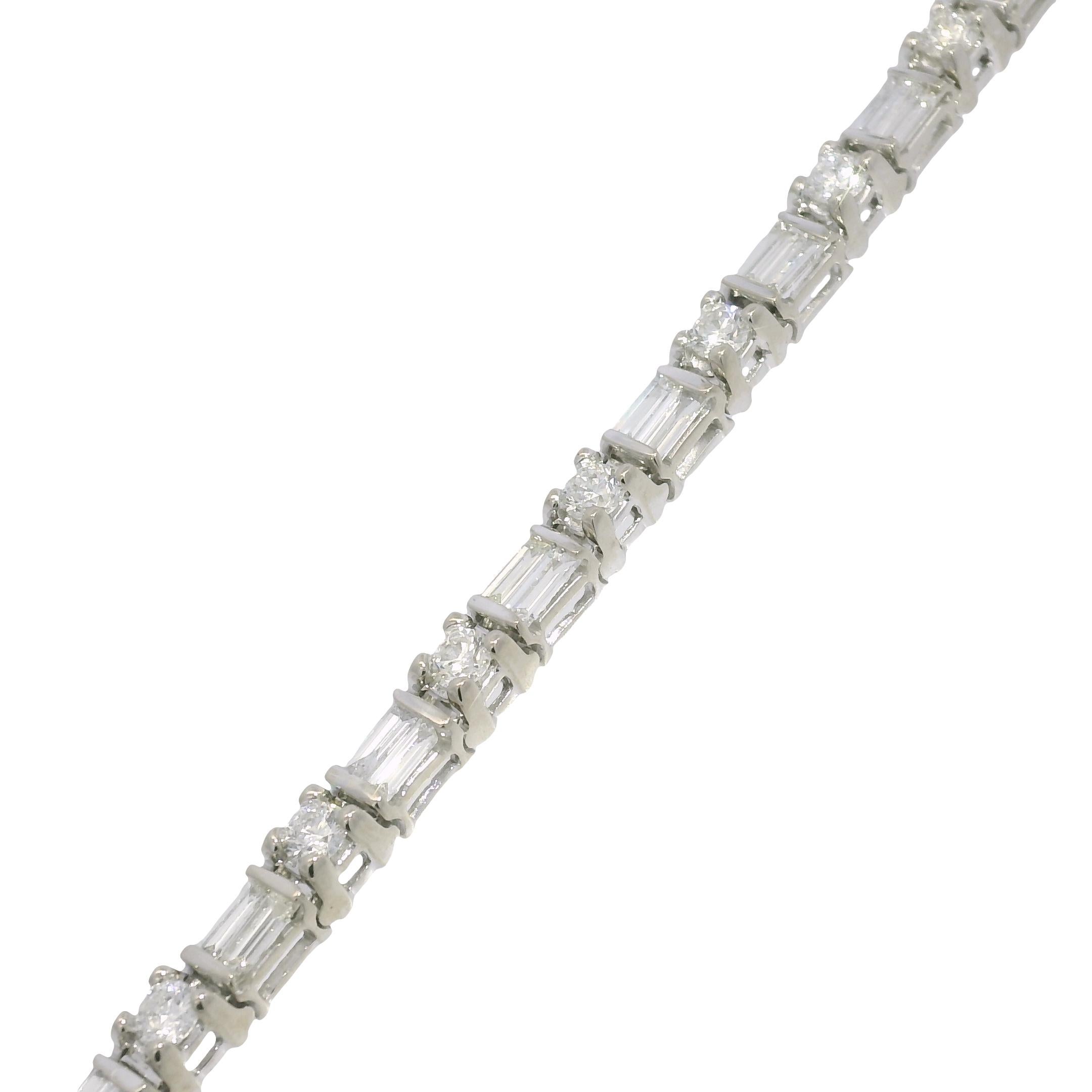 Pulsera de Tenis de 14 Quilates con Diamantes Redondos Brillantes y Baguette Naturales En Stock Moderno en venta