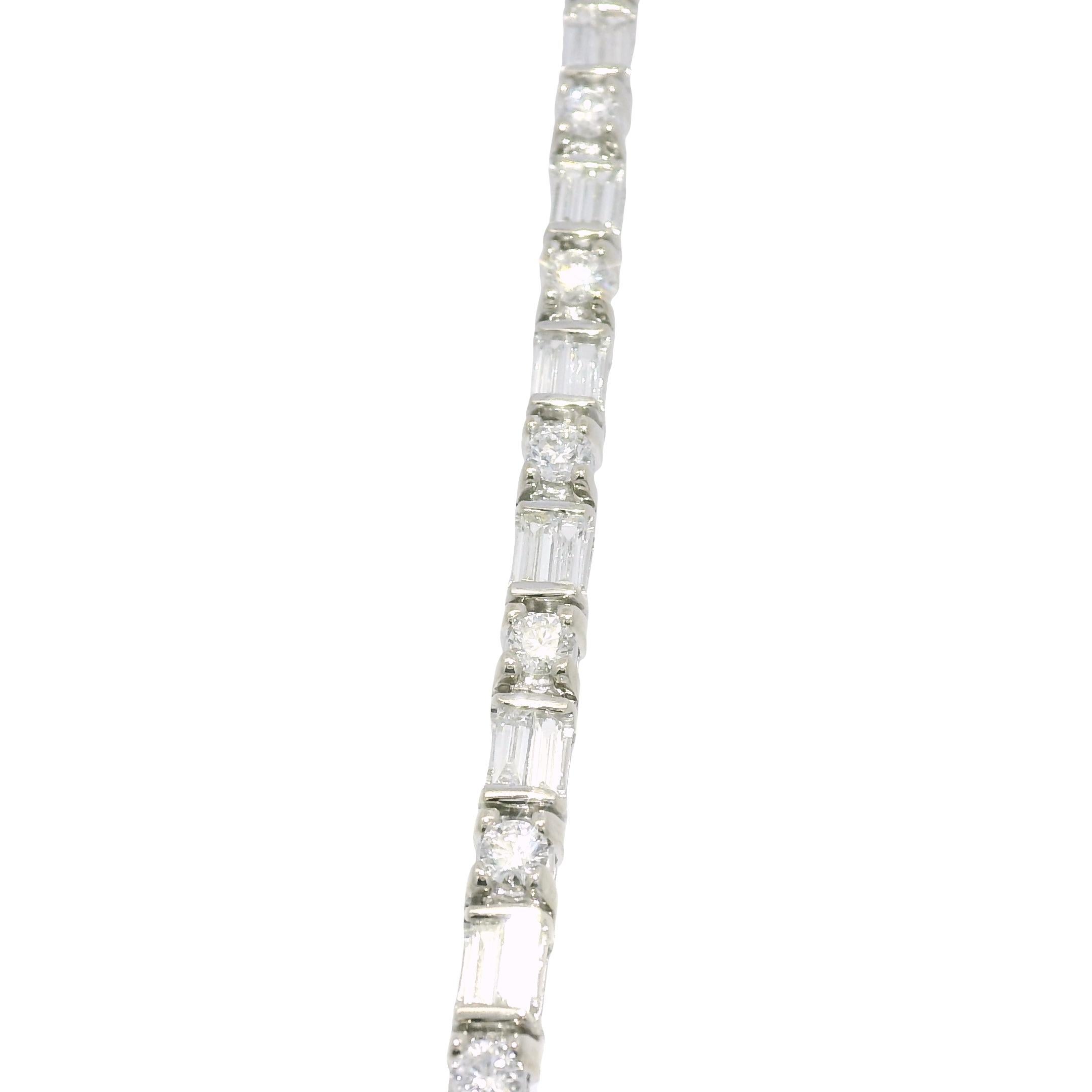 Pulsera de Tenis de 14 Quilates con Diamantes Redondos Brillantes y Baguette Naturales En Stock Corte redondo en venta