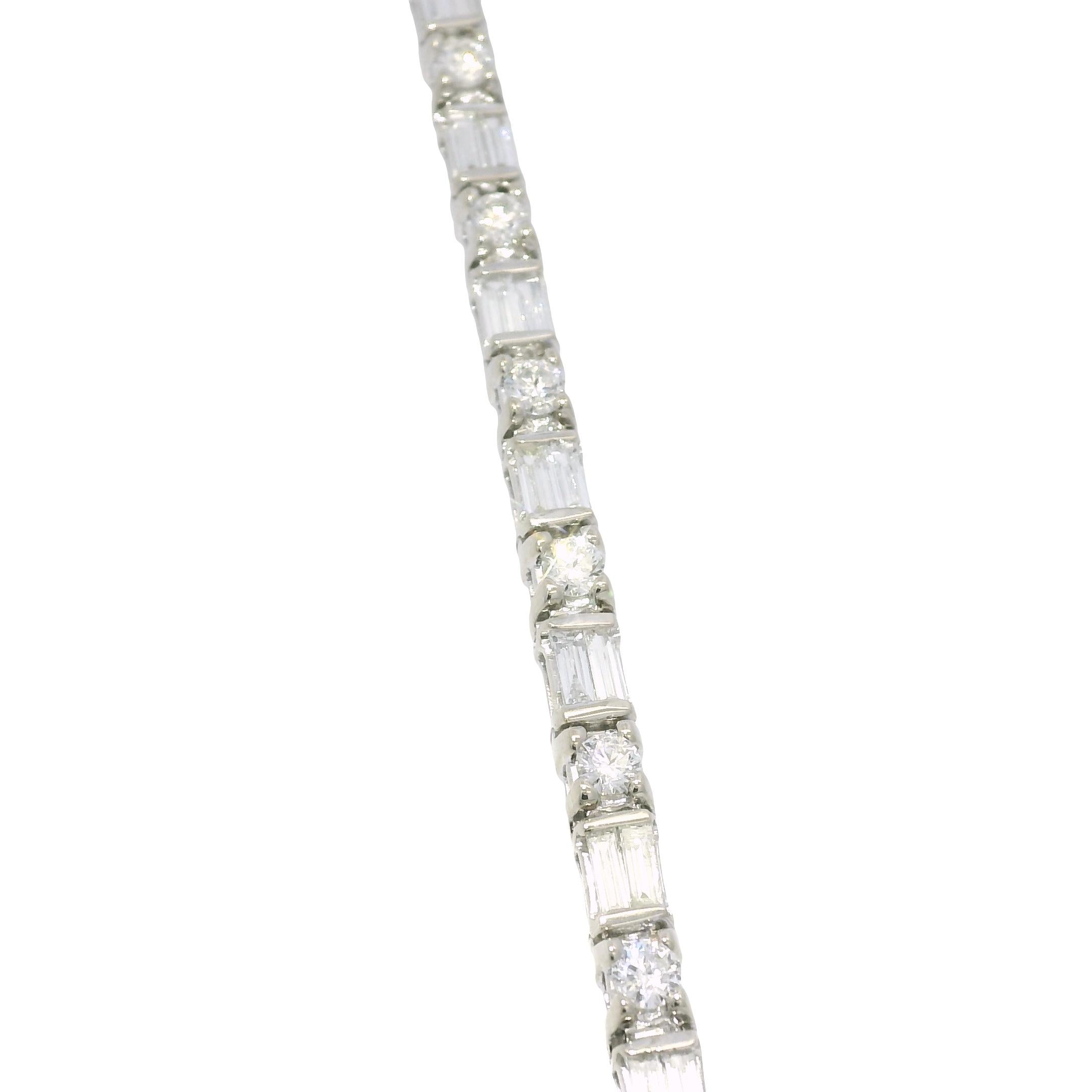 Pulsera de Tenis de 14 Quilates con Diamantes Redondos Brillantes y Baguette Naturales En Stock en Excelente estado para la venta en Boca Raton, FL