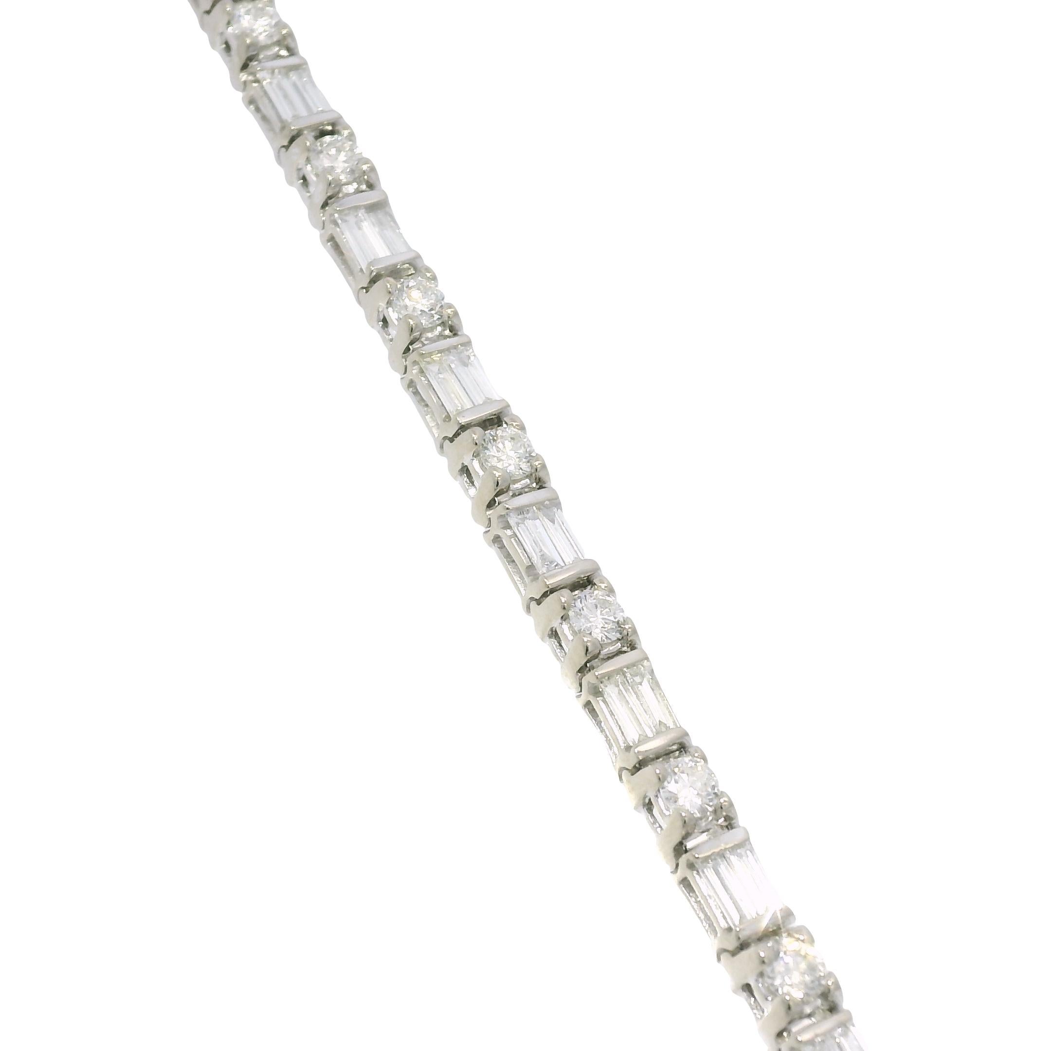 De las mujeres Pulsera de Tenis de 14 Quilates con Diamantes Redondos Brillantes y Baguette Naturales En Stock en venta