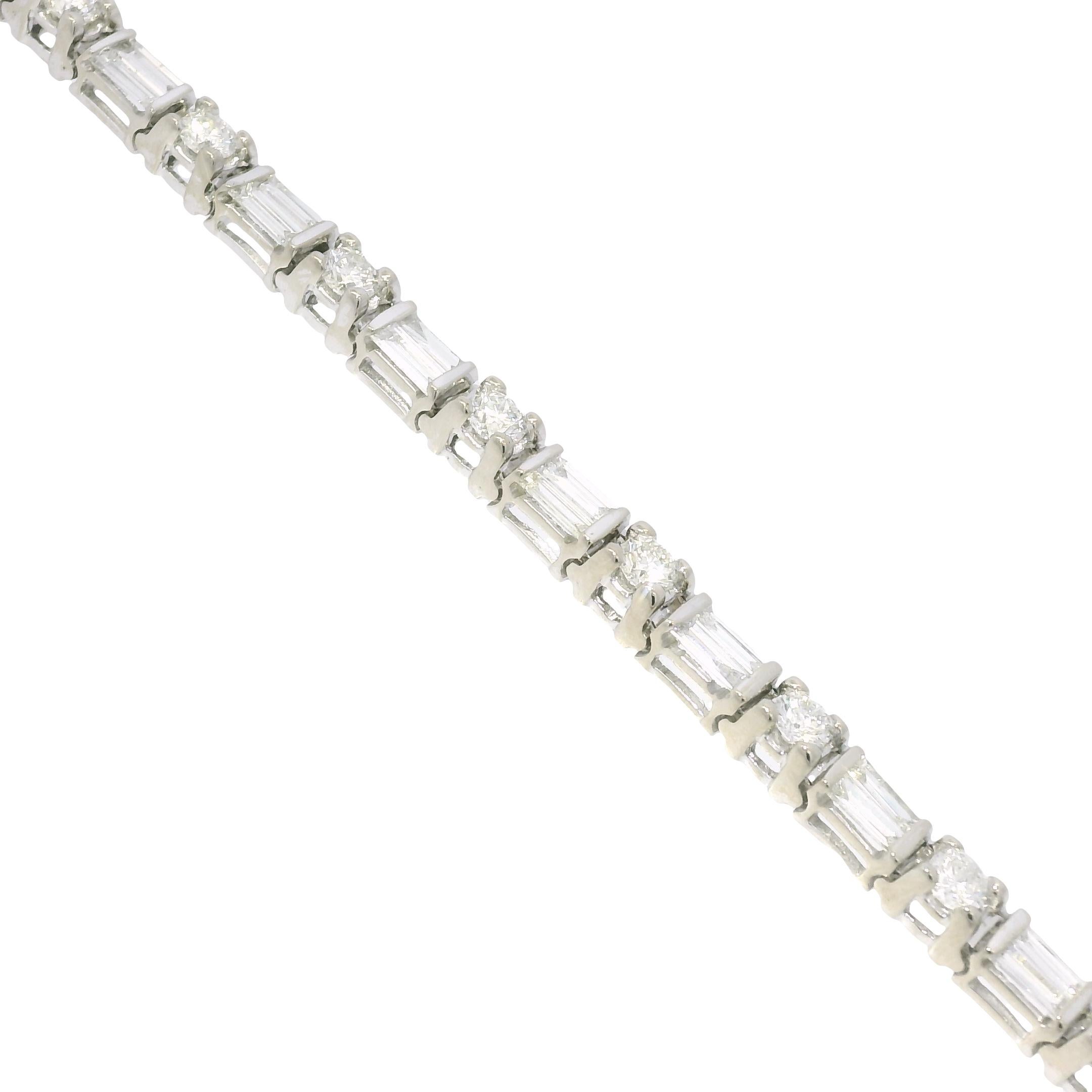 Pulsera de Tenis de 14 Quilates con Diamantes Redondos Brillantes y Baguette Naturales En Stock en venta 1