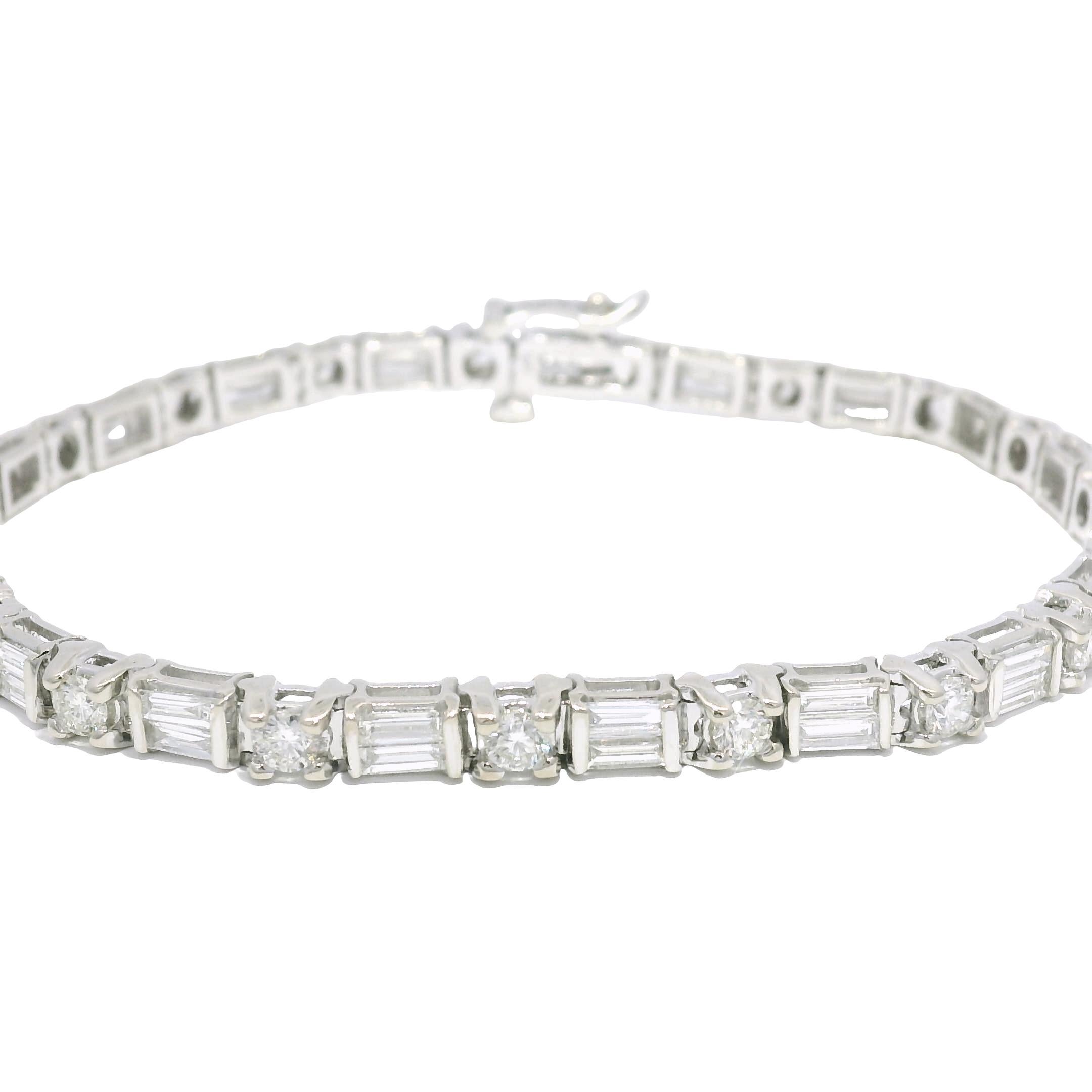 Pulsera de Tenis de 14 Quilates con Diamantes Redondos Brillantes y Baguette Naturales En Stock en venta 2
