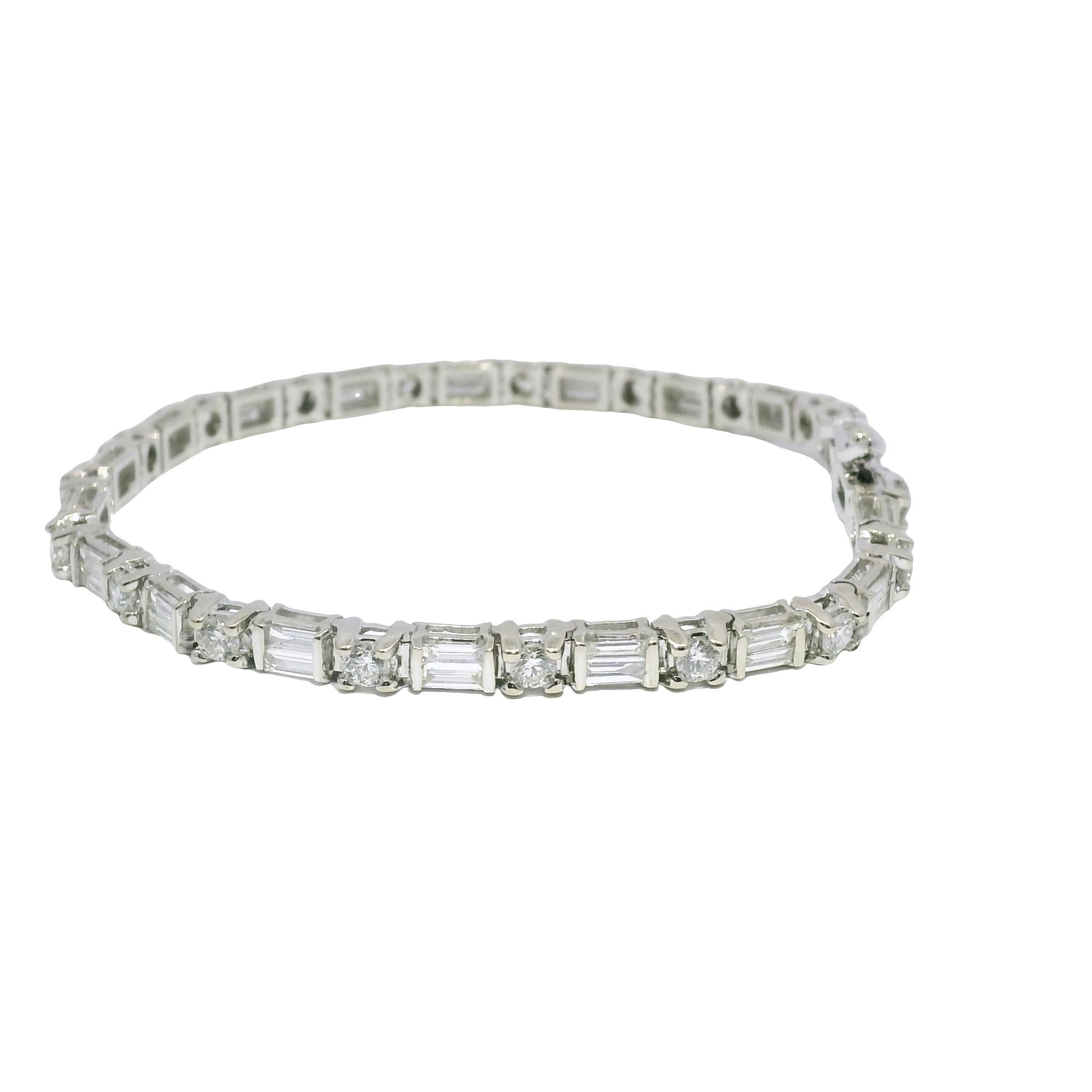 Pulsera de Tenis de 14 Quilates con Diamantes Redondos Brillantes y Baguette Naturales En Stock en venta 3