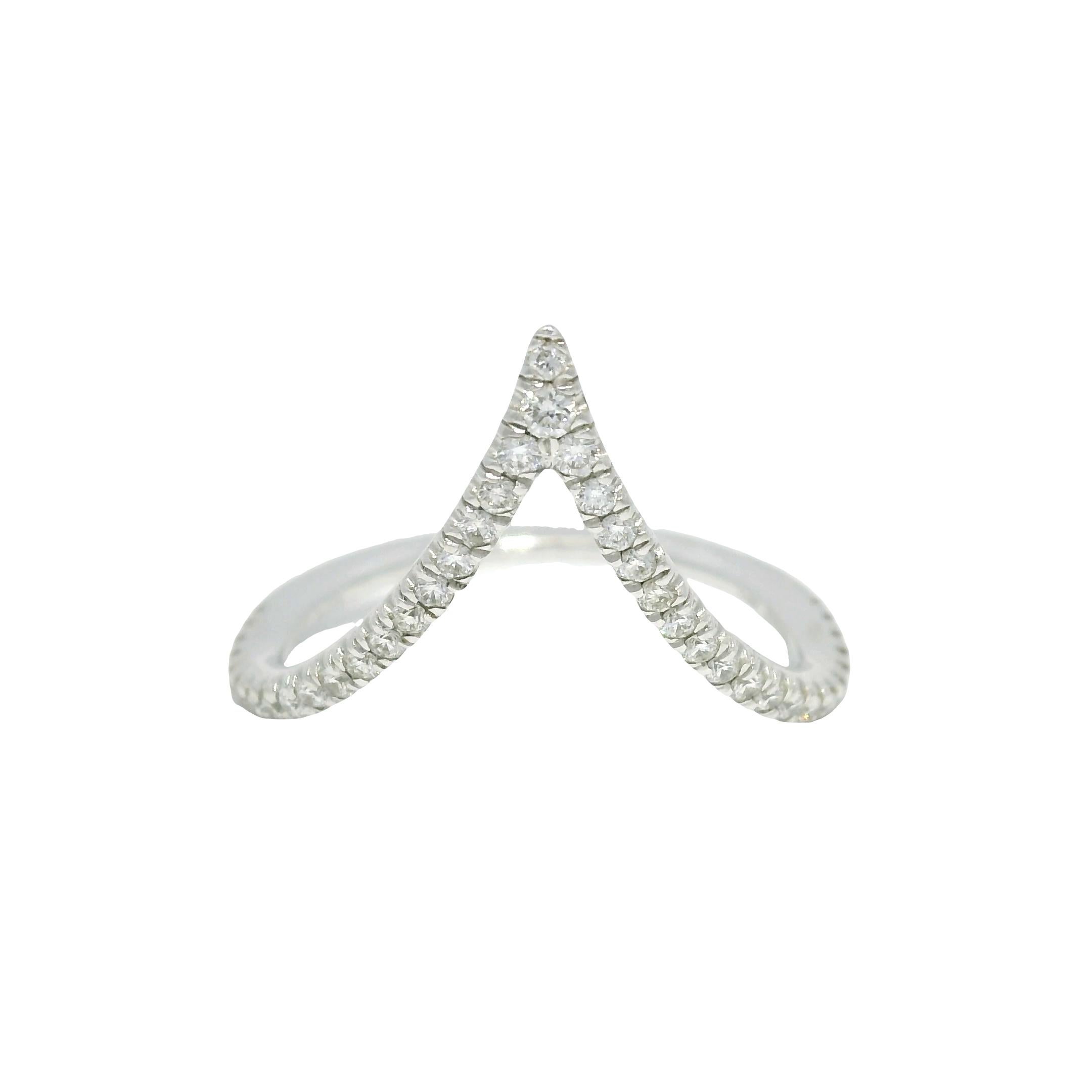 Natürlicher Diamant mit rundem Brillantschliff 14-Karat Chevron Ring Vorrätig im Angebot