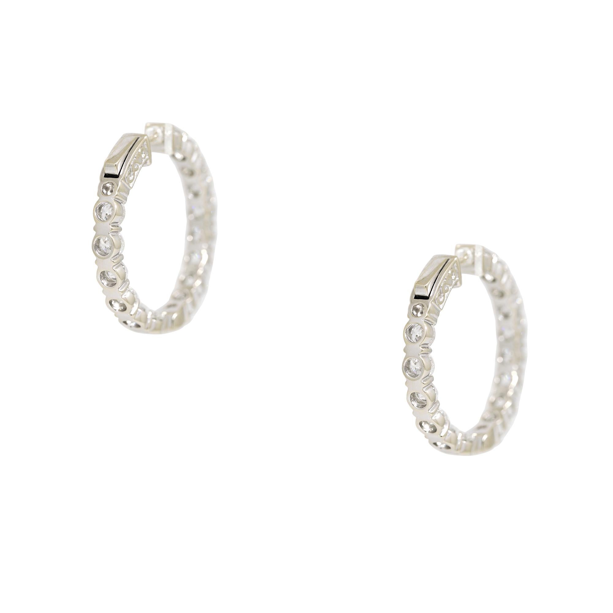 Natürlicher runder Brillantschliff Diamant Innen-Out 18 Karat Reif-Ohrringe

Wer liebt sie nicht, die natürlichen Diamant-Reifenohrringe? Dieses spezielle Paar ist sowohl auf der Vorderseite als auch auf der Innenseite mit Diamanten besetzt, so dass