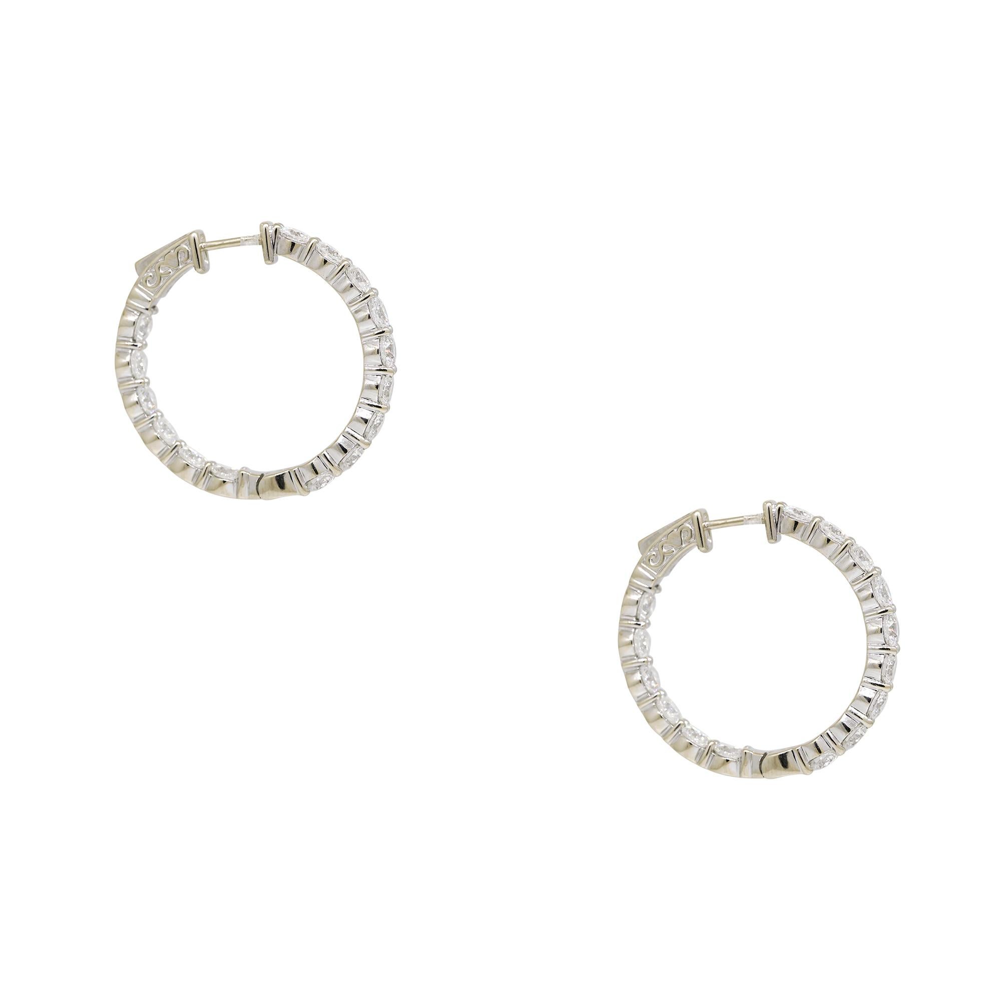 Natürlicher runder Diamant im Brillantschliff Inside-Out 18 Karat Creolen auf Lager (Moderne) im Angebot