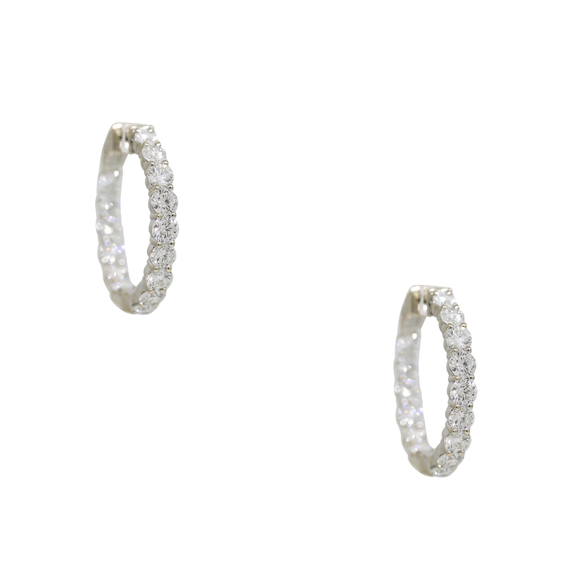 Natürlicher runder Diamant im Brillantschliff Inside-Out 18 Karat Creolen auf Lager (Rundschliff) im Angebot