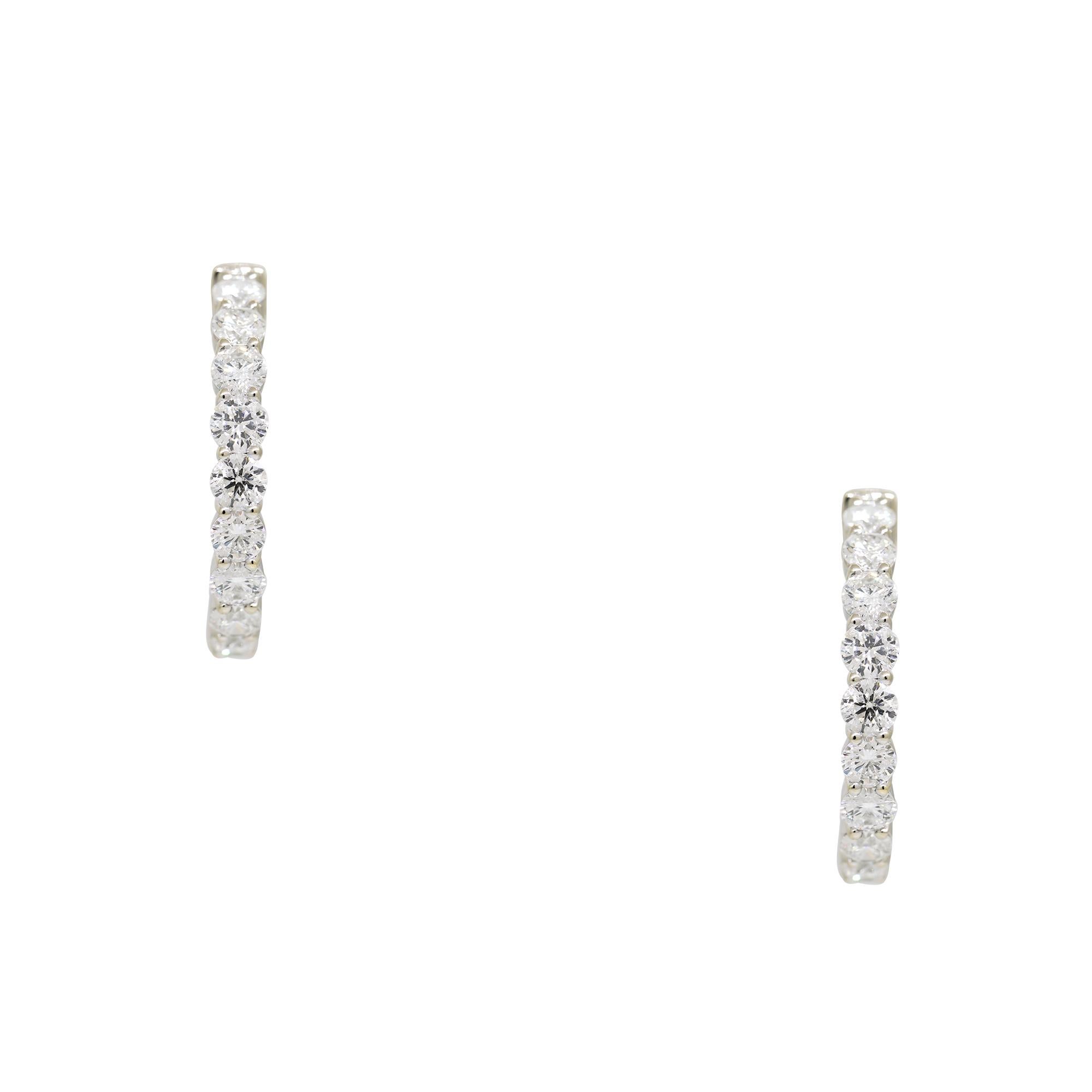 Natürlicher runder Diamant im Brillantschliff Inside-Out 18 Karat Creolen auf Lager im Zustand „Hervorragend“ im Angebot in Boca Raton, FL