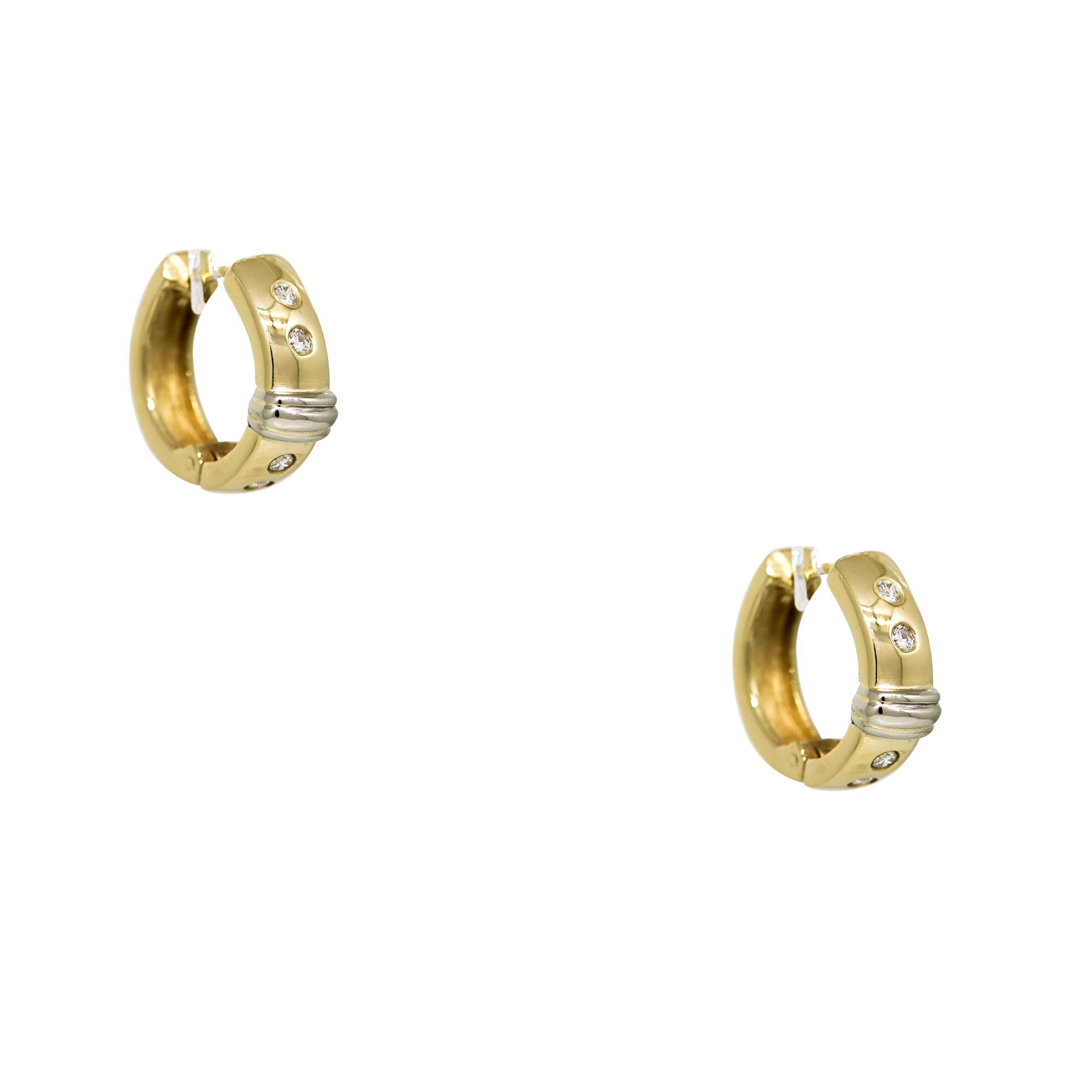 Moderne Boucles d'oreilles huggies en or 14 carats avec diamants ronds brillants naturels en vente