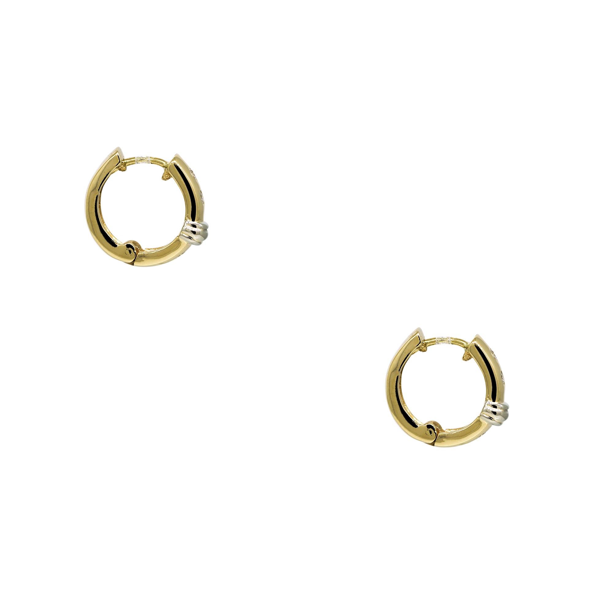 Taille ronde Boucles d'oreilles huggies en or 14 carats avec diamants ronds brillants naturels en vente