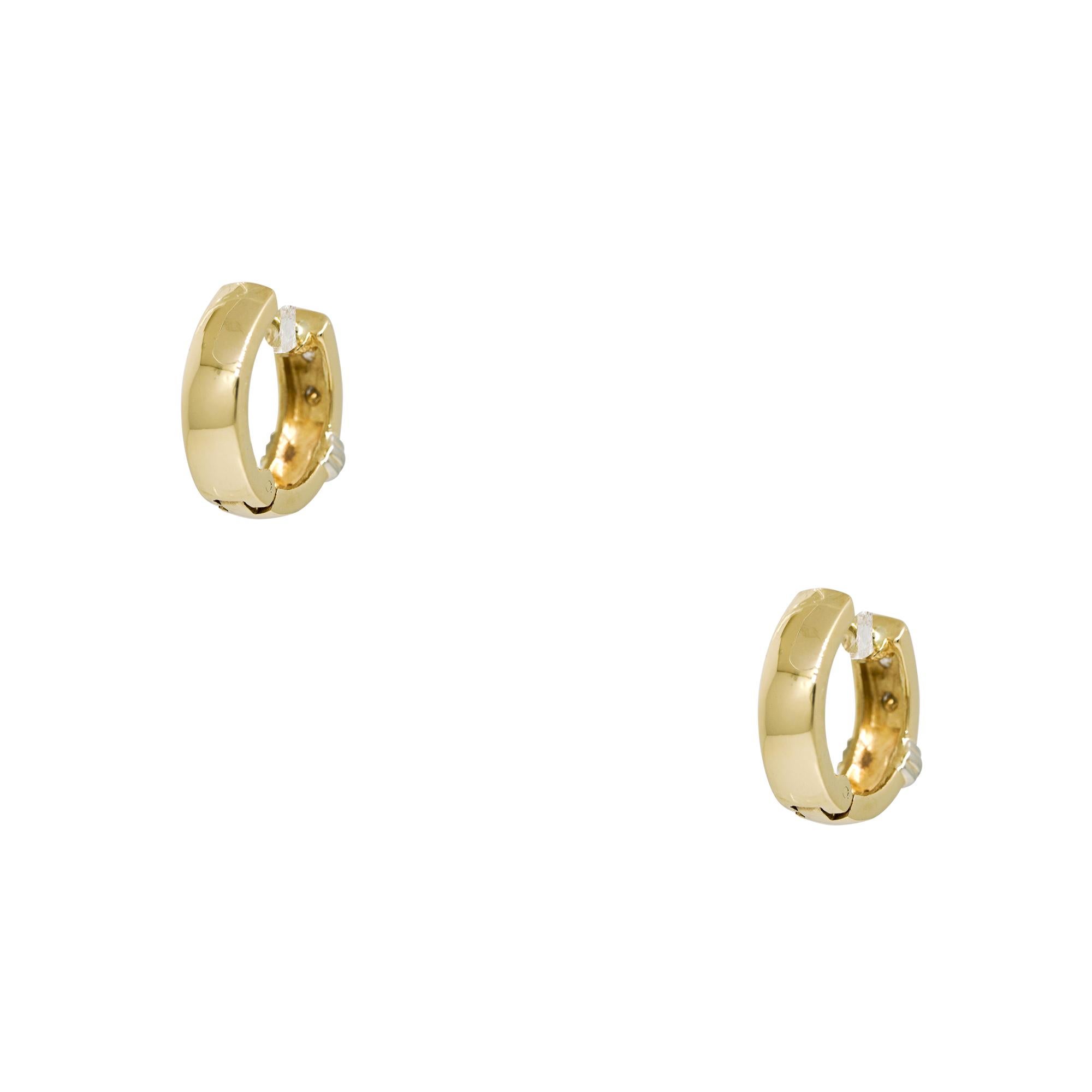 Boucles d'oreilles huggies en or 14 carats avec diamants ronds brillants naturels Excellent état - En vente à Boca Raton, FL