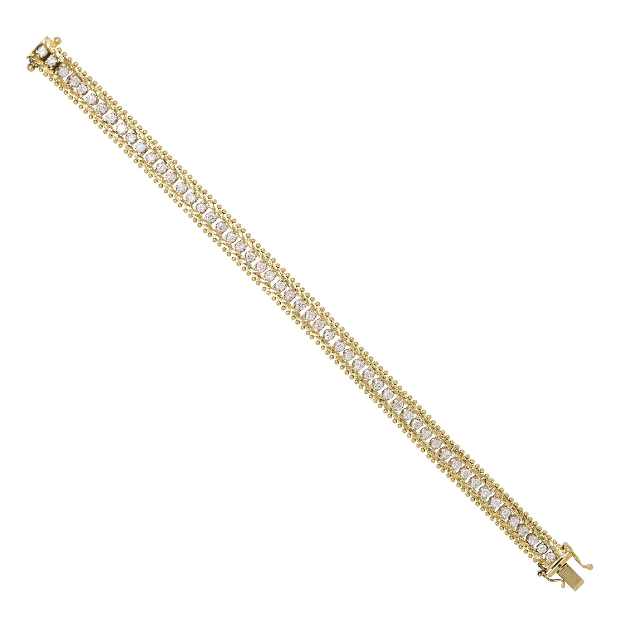 Bracciale a maglie antico con diamanti tondi taglio Brilliante Nature da 3,70 carati

Questo squisito bracciale antico a maglie presenta 3,70 carati di diamanti naturali rotondi con taglio a brillante, circondati da un delicato disegno intrecciato
