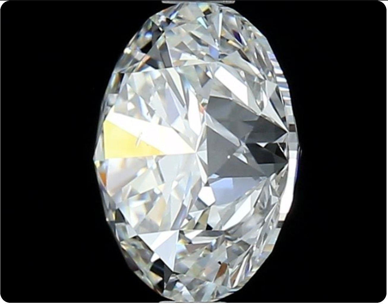 Natural Round Brilliant Diamond in a 1.00 Carat G VS2, EGL Certificate In New Condition For Sale In רמת גן, IL