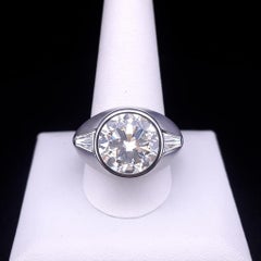 Anello con diamante tondo brillante Nature in platino con baguette affusolate