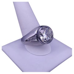 Anello con diamante tondo brillante Nature in platino con baguette affusolate