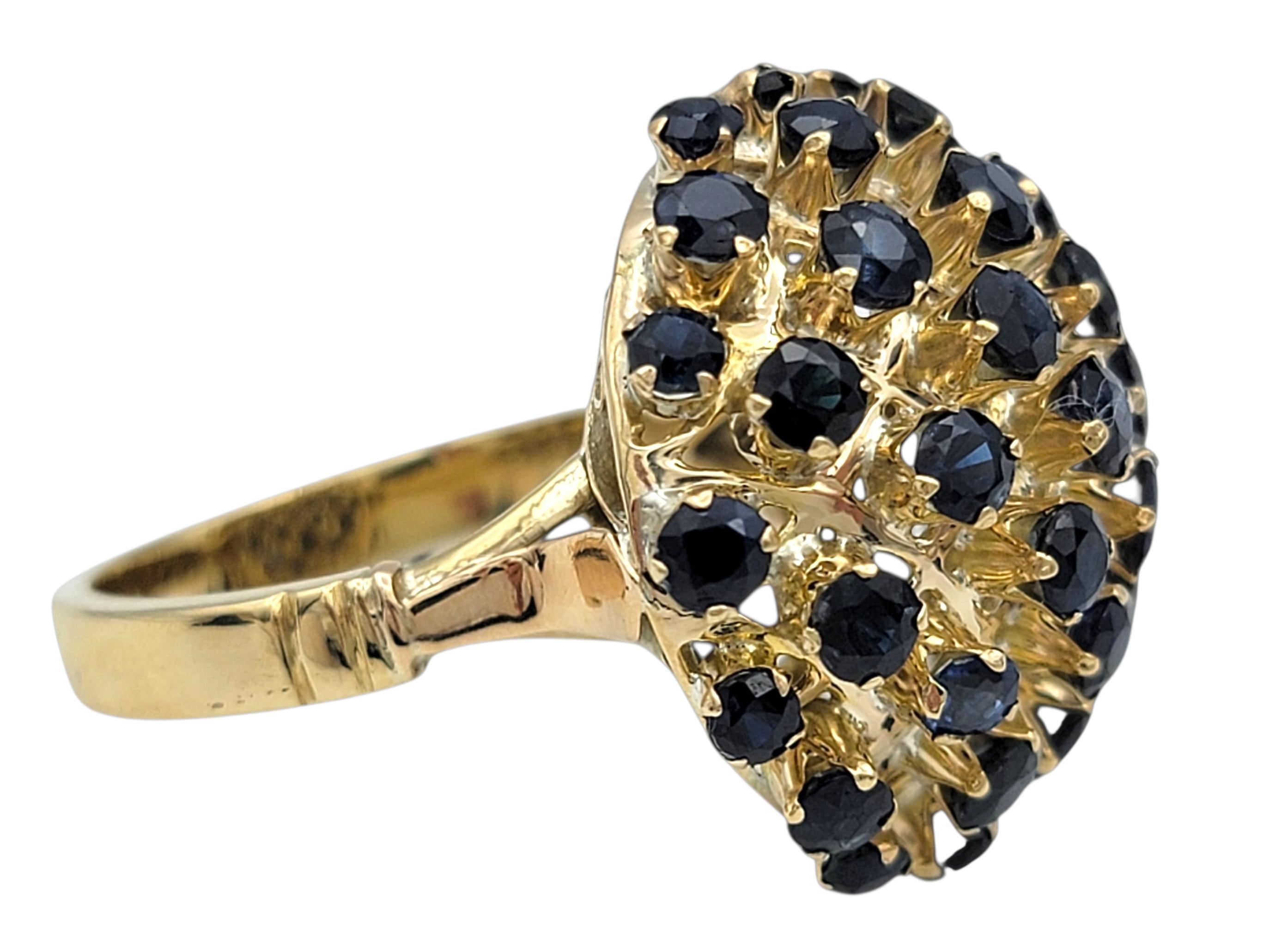 Taille ronde Bague cocktail en or jaune avec saphir bleu taillé en rond et dôme en forme de grappe naturelle en vente