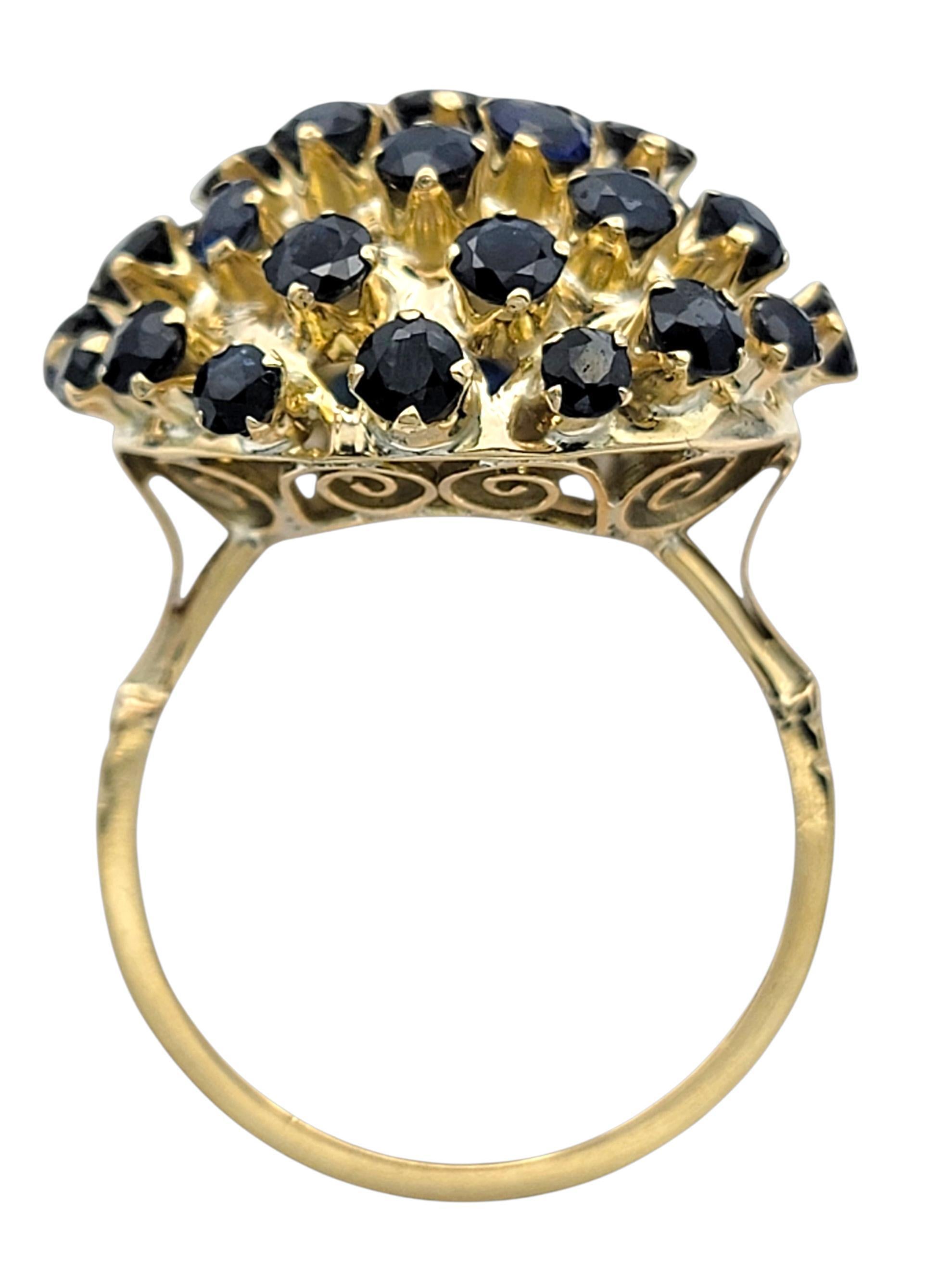 Bague cocktail en or jaune avec saphir bleu taillé en rond et dôme en forme de grappe naturelle Excellent état - En vente à Scottsdale, AZ