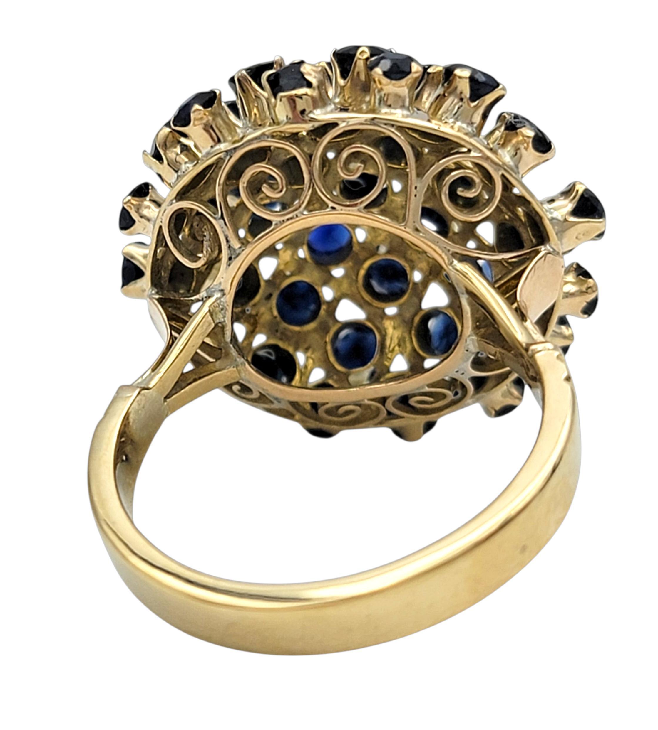 Bague cocktail en or jaune avec saphir bleu taillé en rond et dôme en forme de grappe naturelle Pour femmes en vente