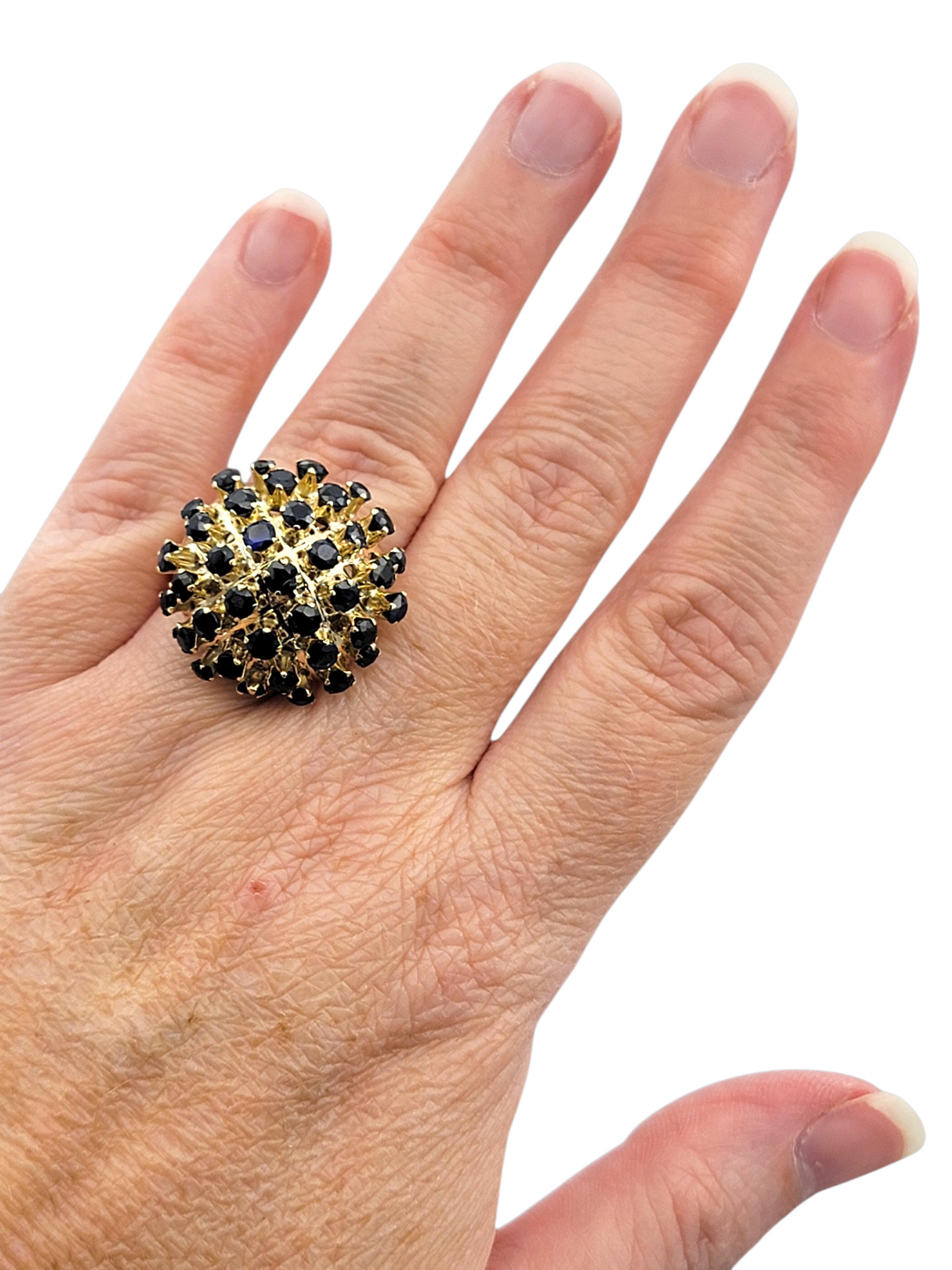 Bague cocktail en or jaune avec saphir bleu taillé en rond et dôme en forme de grappe naturelle en vente 1