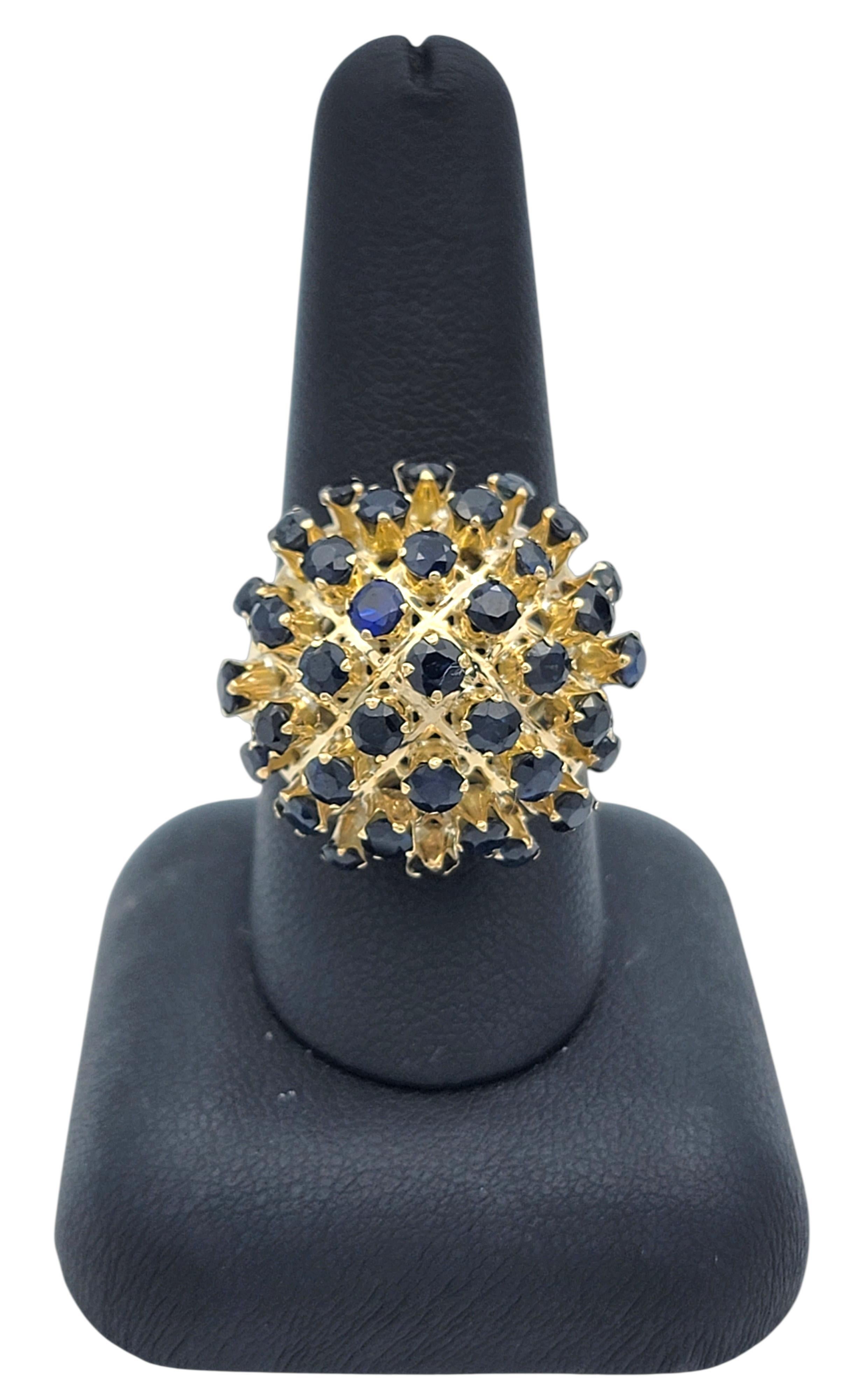 Bague cocktail en or jaune avec saphir bleu taillé en rond et dôme en forme de grappe naturelle en vente 2