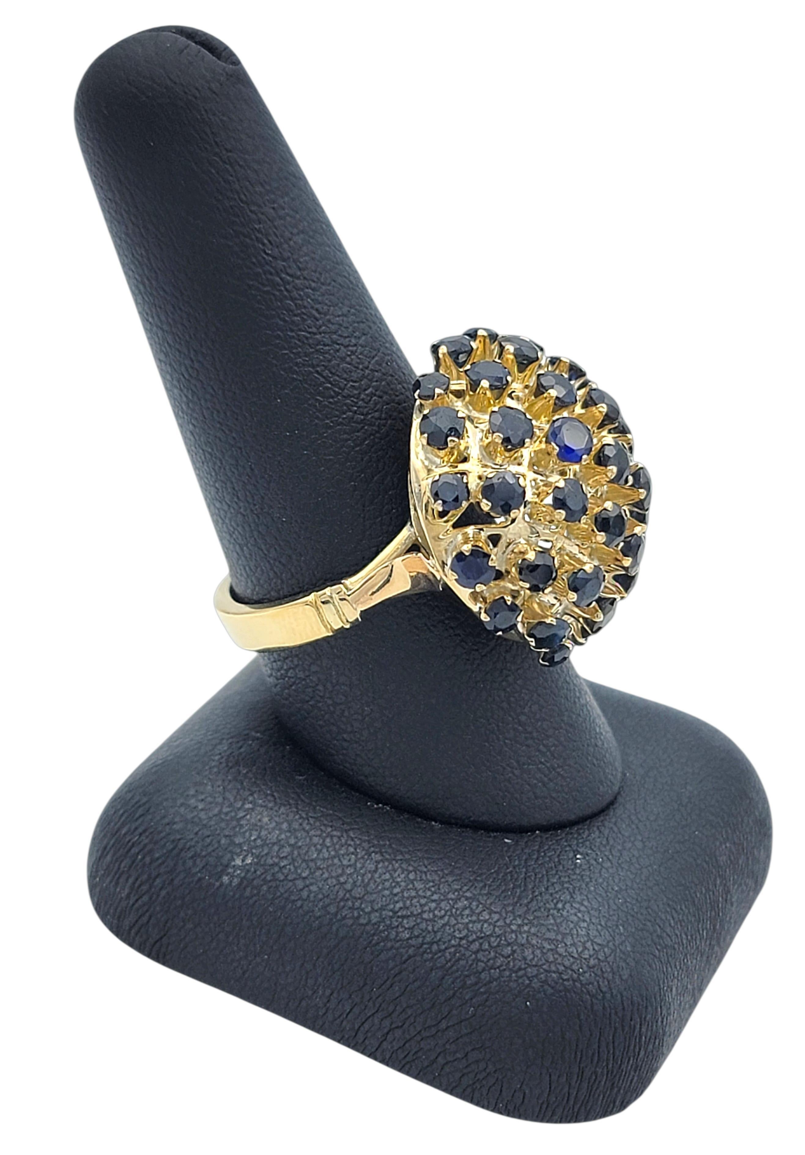 Bague cocktail en or jaune avec saphir bleu taillé en rond et dôme en forme de grappe naturelle en vente 3