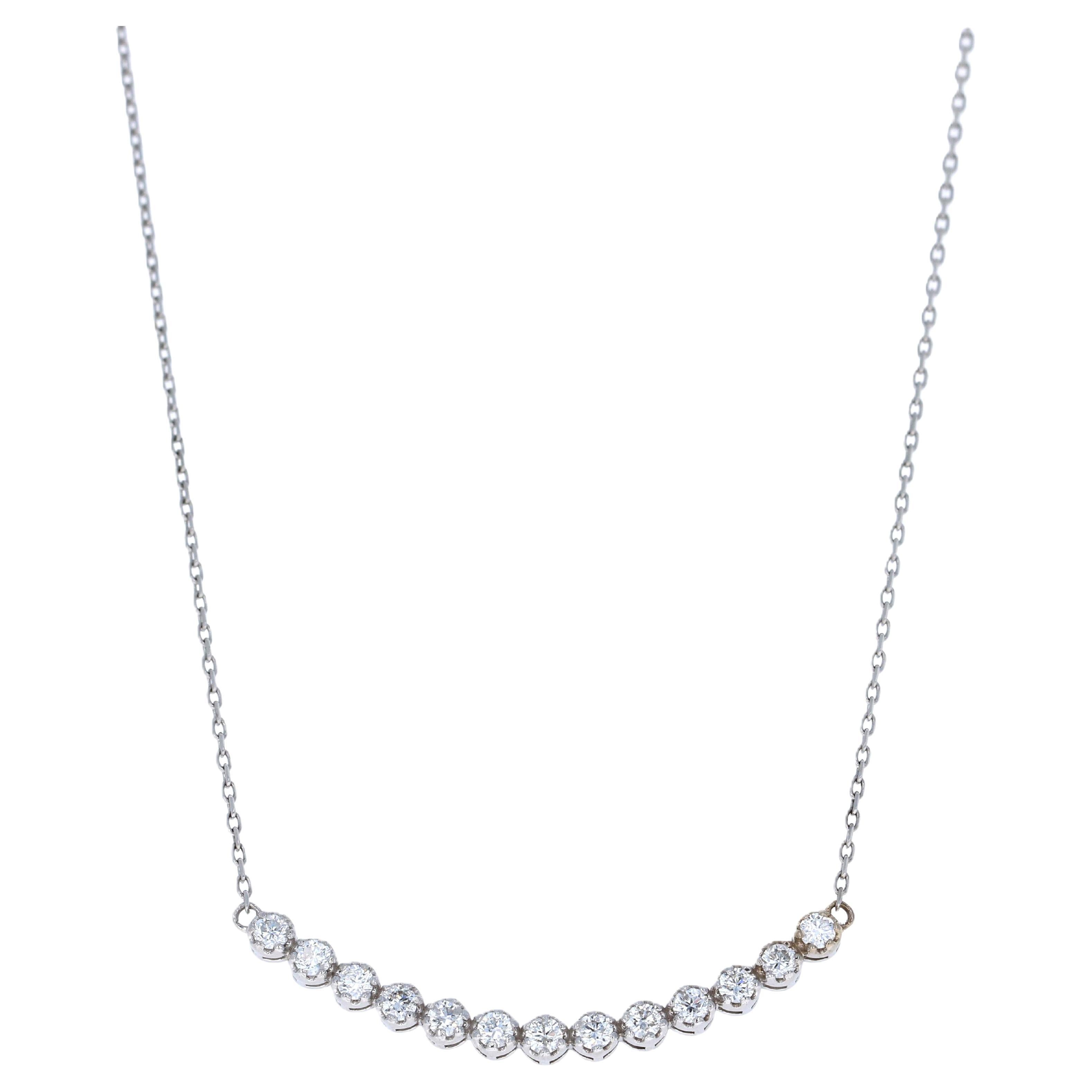 Ciondolo a catena con diamante taglio rotondo Nature in oro bianco

Questa collana è una collana a catena contemporanea realizzata da Roshe Jewels. Presenta una delicata catena ornata da una serie di diamanti bianchi a taglio rotondo, per un totale
