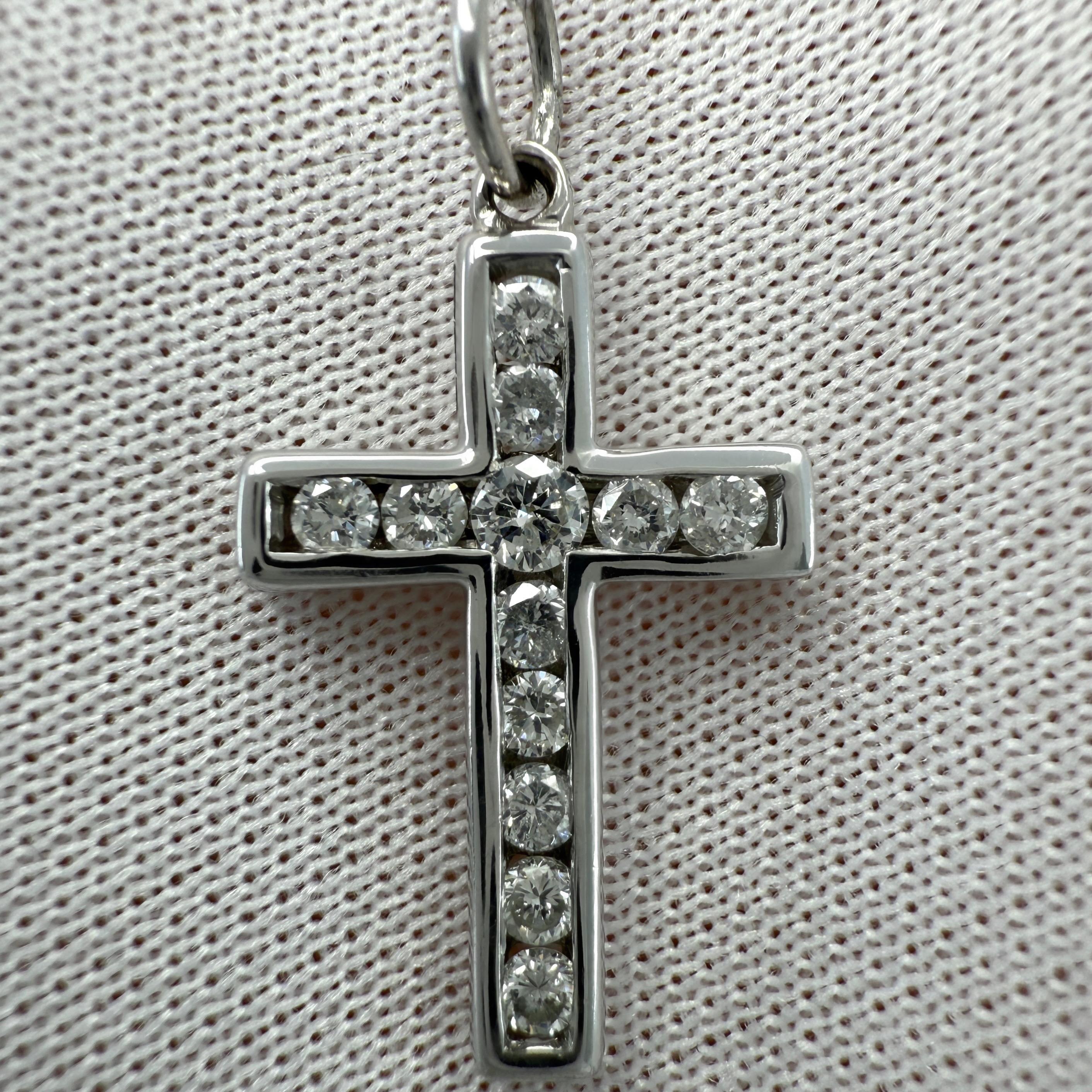 Collar colgante de oro blanco de 18 quilates con una cruz de diamantes de talla redonda natural.
Aprox. 0,25 ct en total.

Preciosa cruz de diamantes naturales, engastada con diamantes naturales redondos de talla brillante de aprox. 1,6 mm y 2,5 mm.