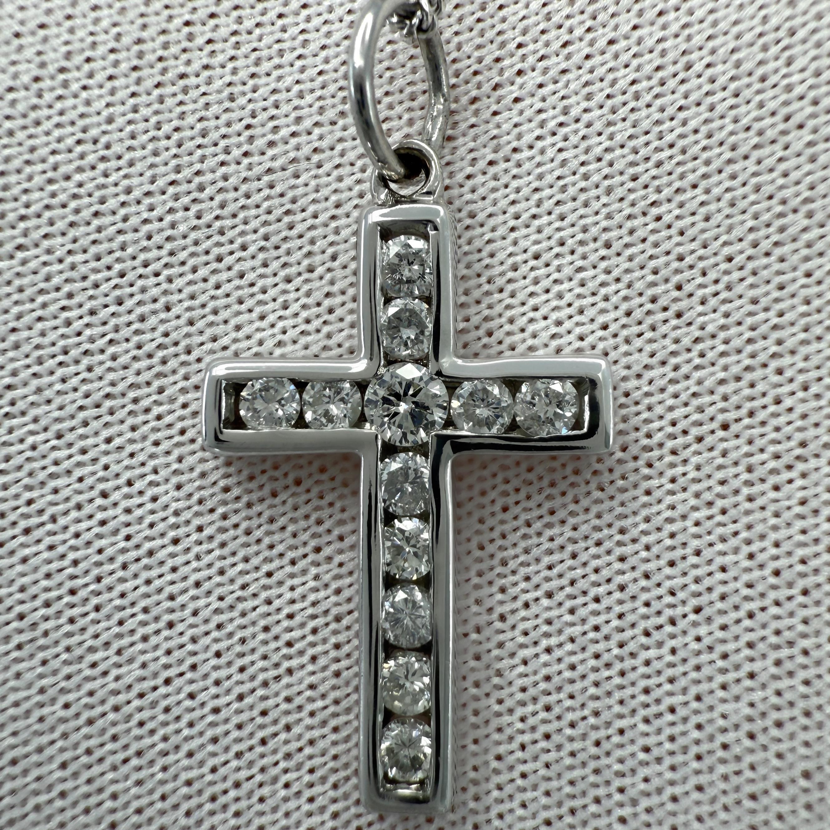 Femenino o masculino Collar Colgante Cruz de Oro Blanco de 18k con Diamante Natural de Corte Redondo VVS en venta