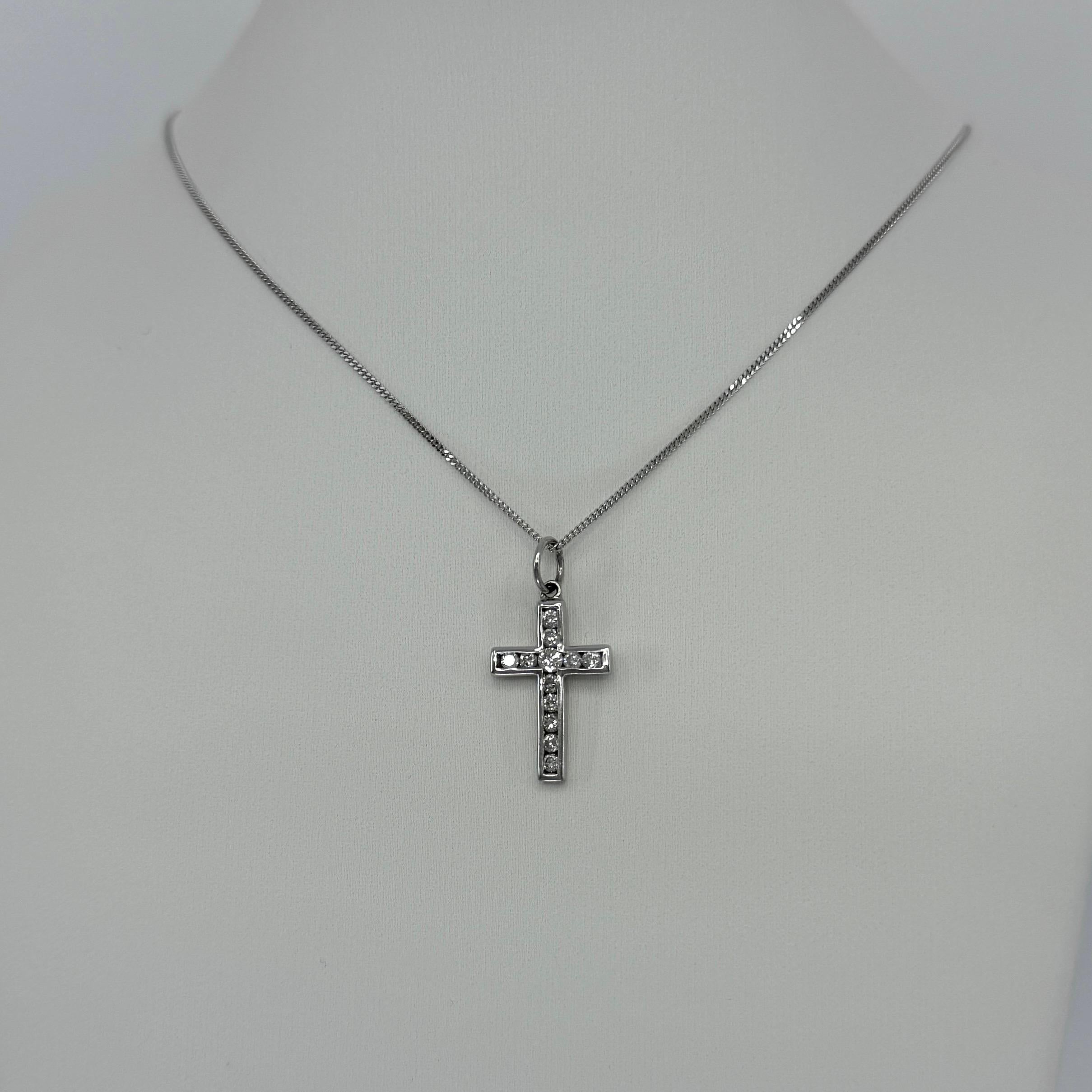 Collar Colgante Cruz de Oro Blanco de 18k con Diamante Natural de Corte Redondo VVS en venta 1