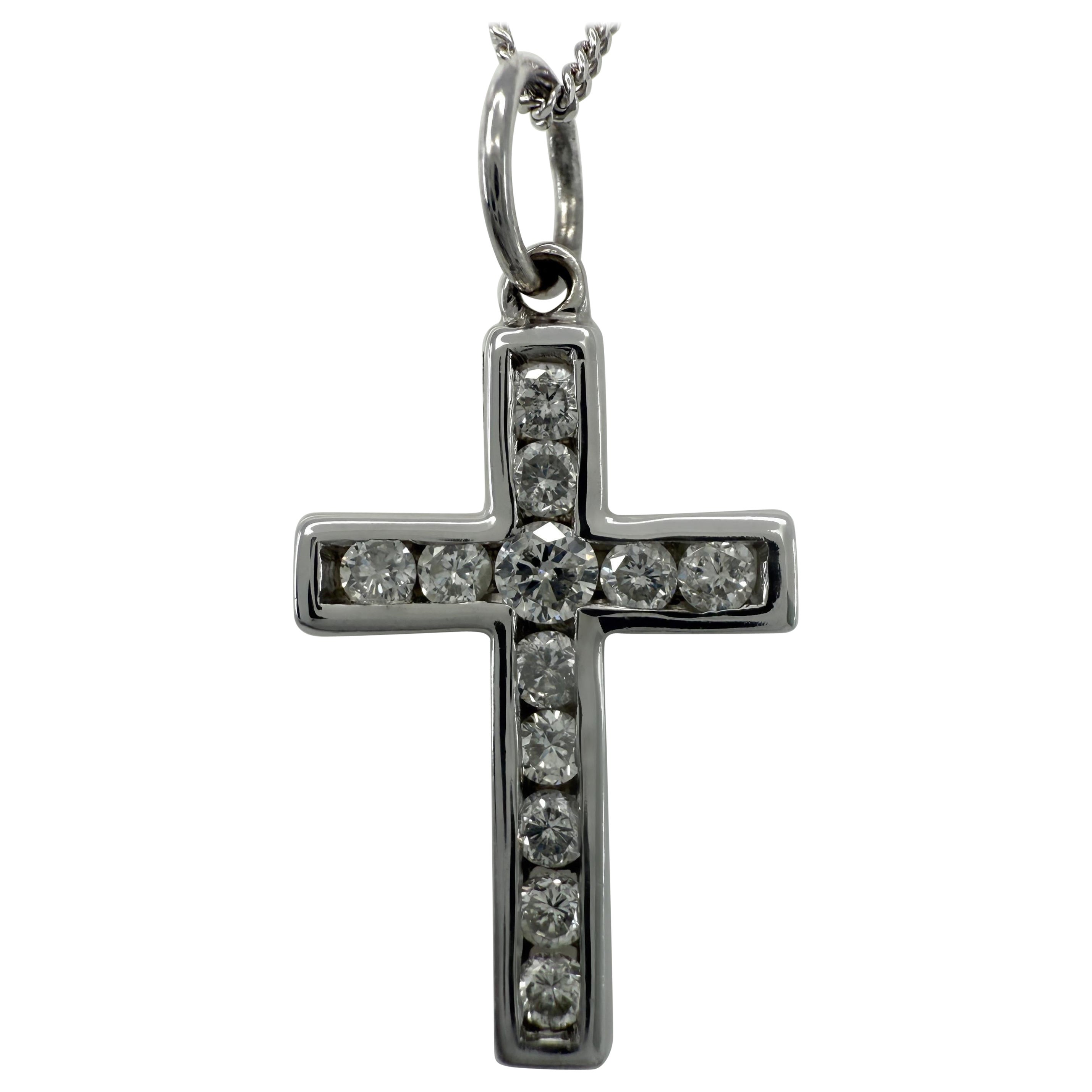 Collar Colgante Cruz de Oro Blanco de 18k con Diamante Natural de Corte Redondo VVS en venta