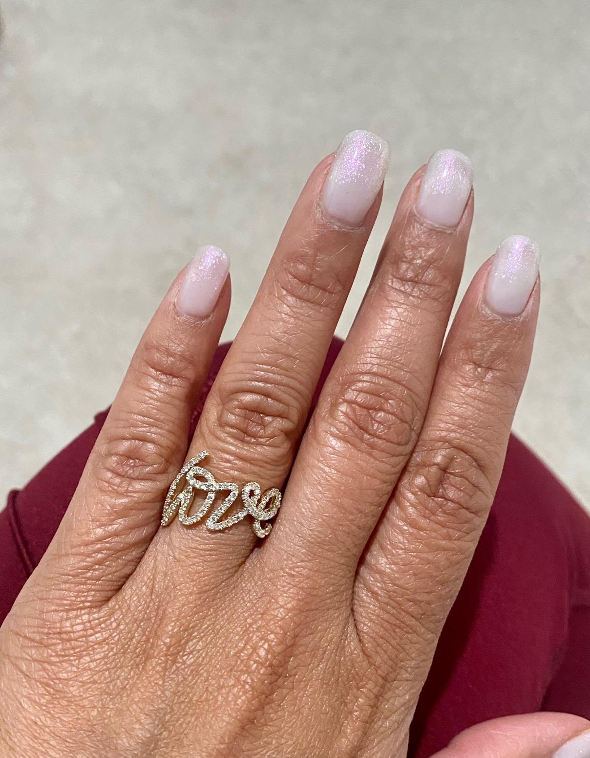 Bague Love en or jaune avec diamant naturel taillé en rond et script Unisexe en vente