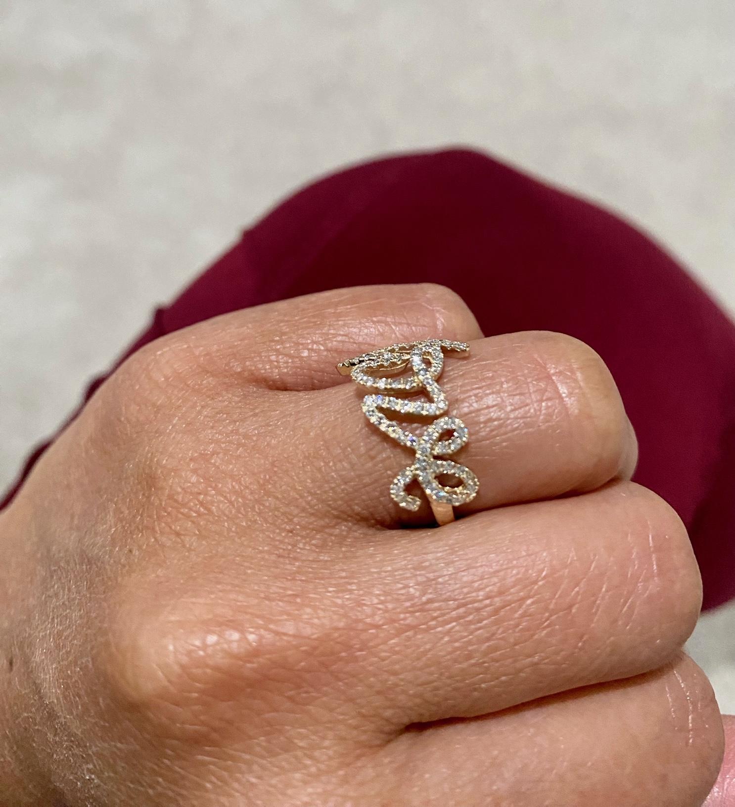 Bague Love en or jaune avec diamant naturel taillé en rond et script en vente 1