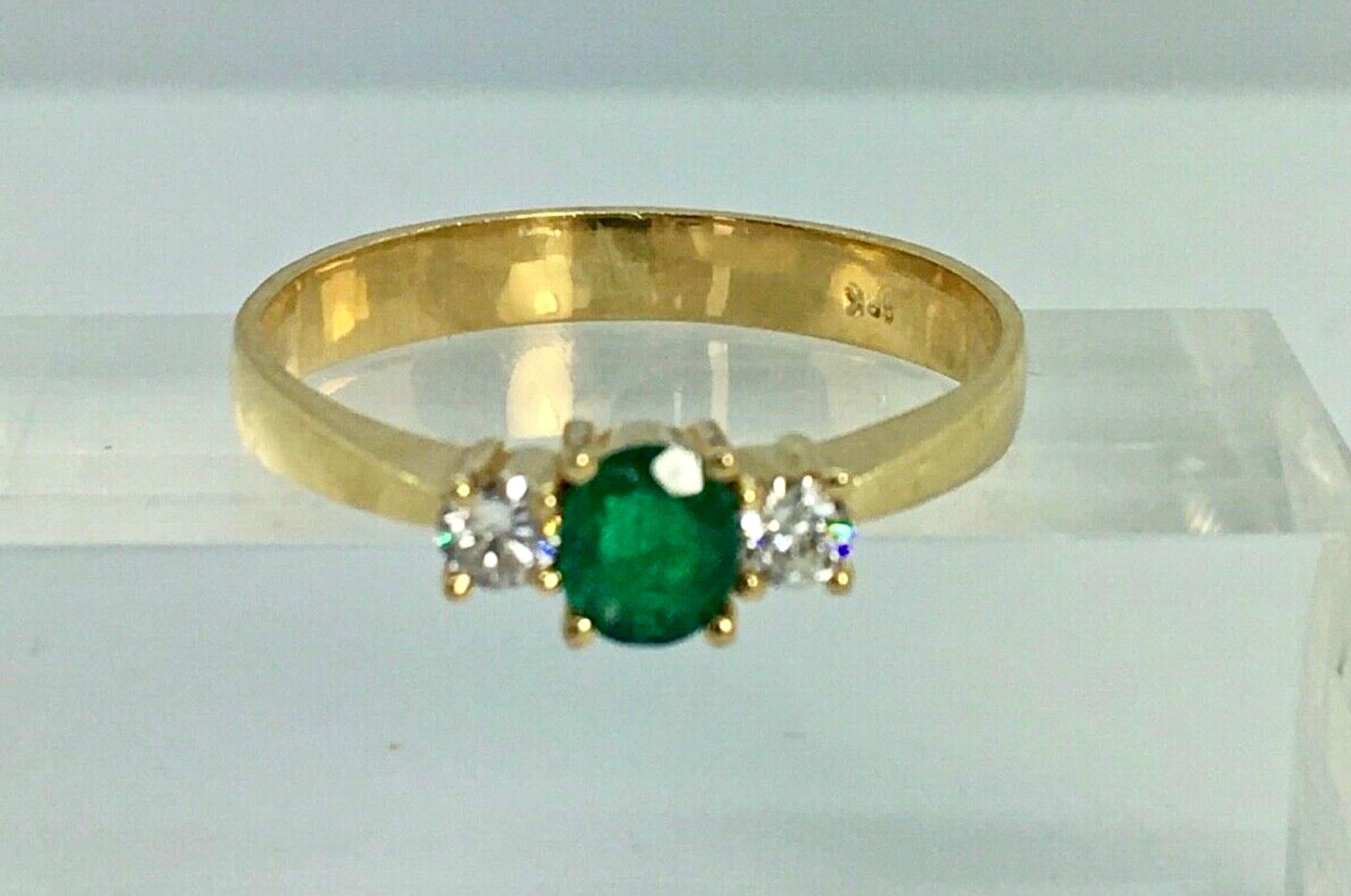 Contemporary Natural Round Cut Emerald and Diamond Engagement Ring 18K