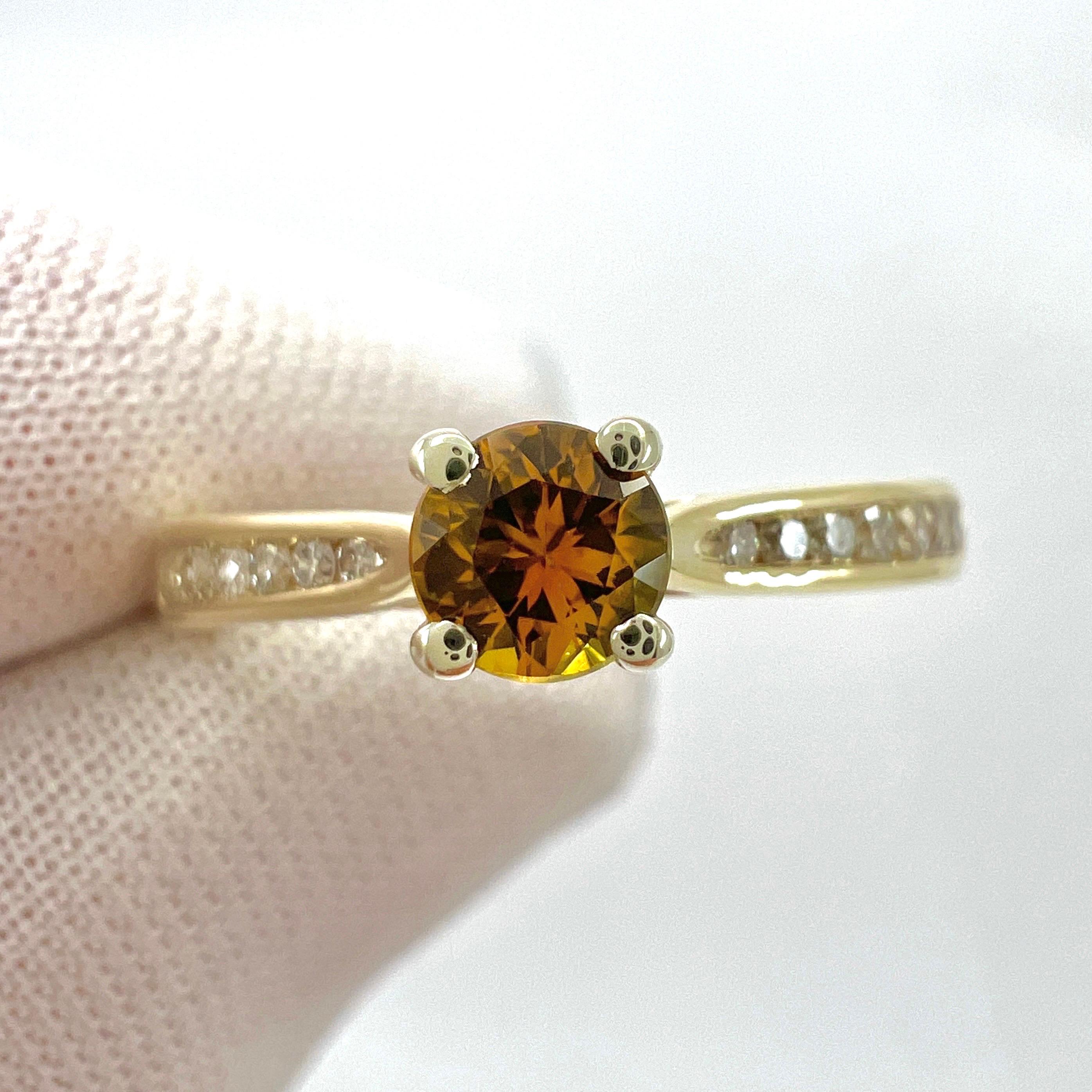 Natural Round Cut Orange Sapphire And Diamond White And Yellow Gold Ring In New Condition For Sale In Birmingham, GB