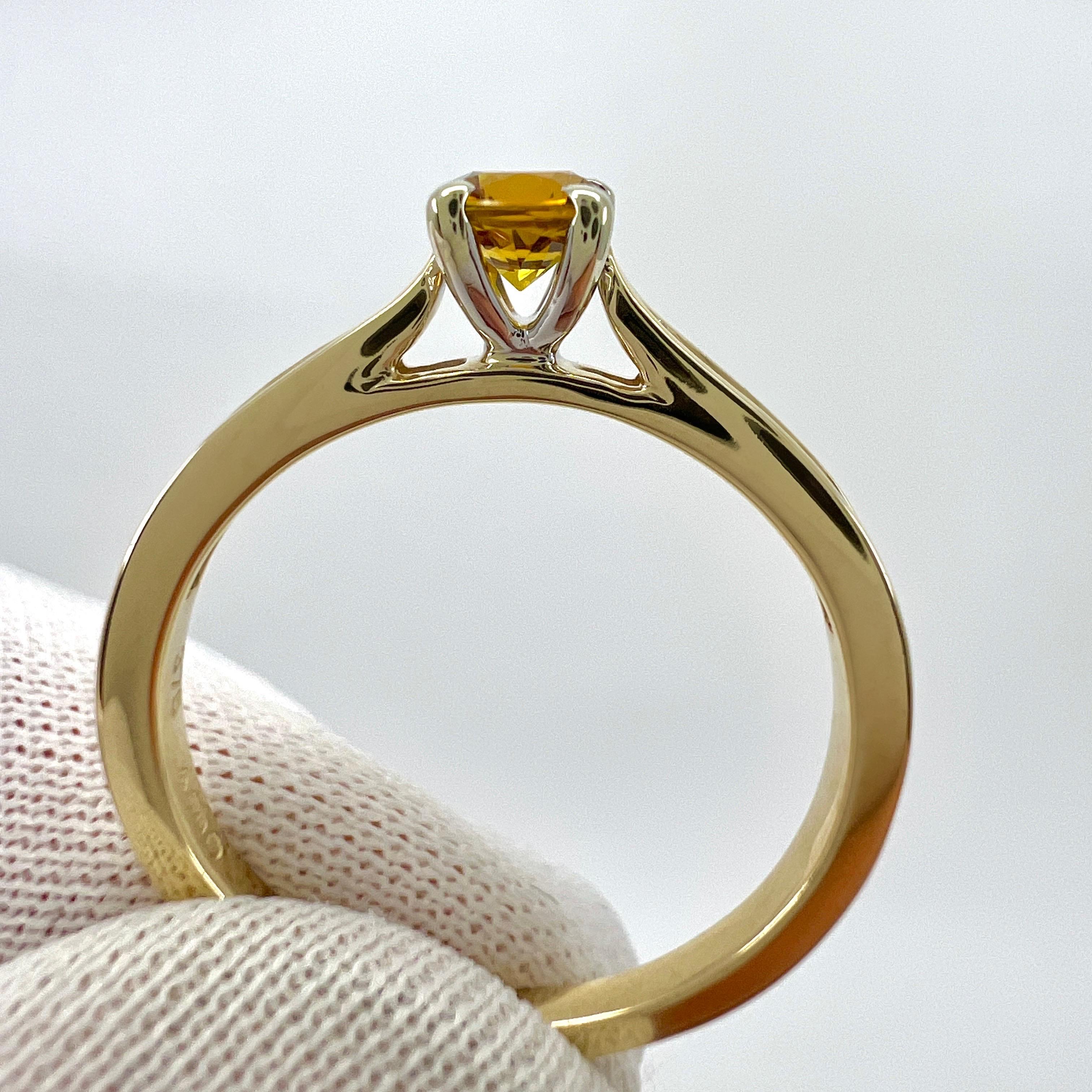 Bague en or blanc et jaune avec saphir orange naturel de taille ronde et diamant en vente 2