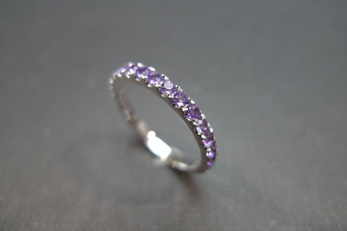 En venta: Alianza de amatista violeta natural de corte redondo en oro blanco de 18 quilates  7