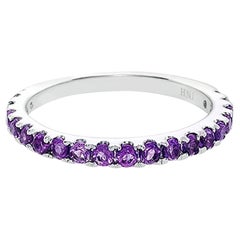 Alianza de amatista violeta natural de corte redondo en oro blanco de 18 quilates