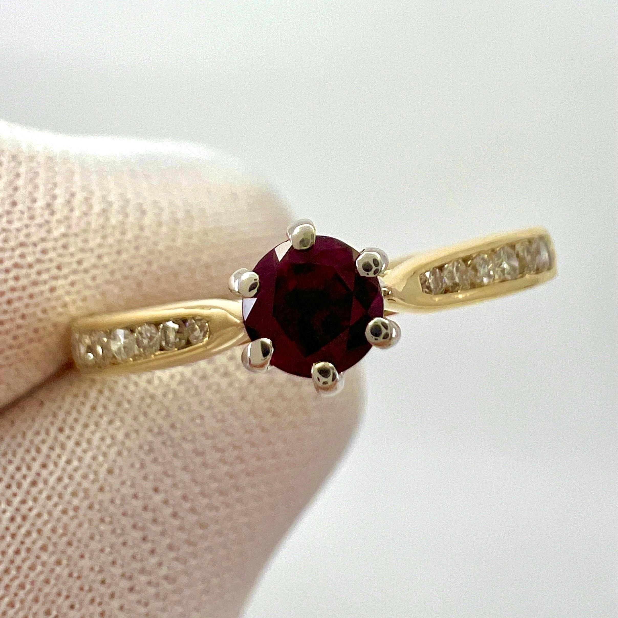 Natural Round Cut Red Ruby And Diamond White And Yellow Gold Ring In New Condition For Sale In Birmingham, GB