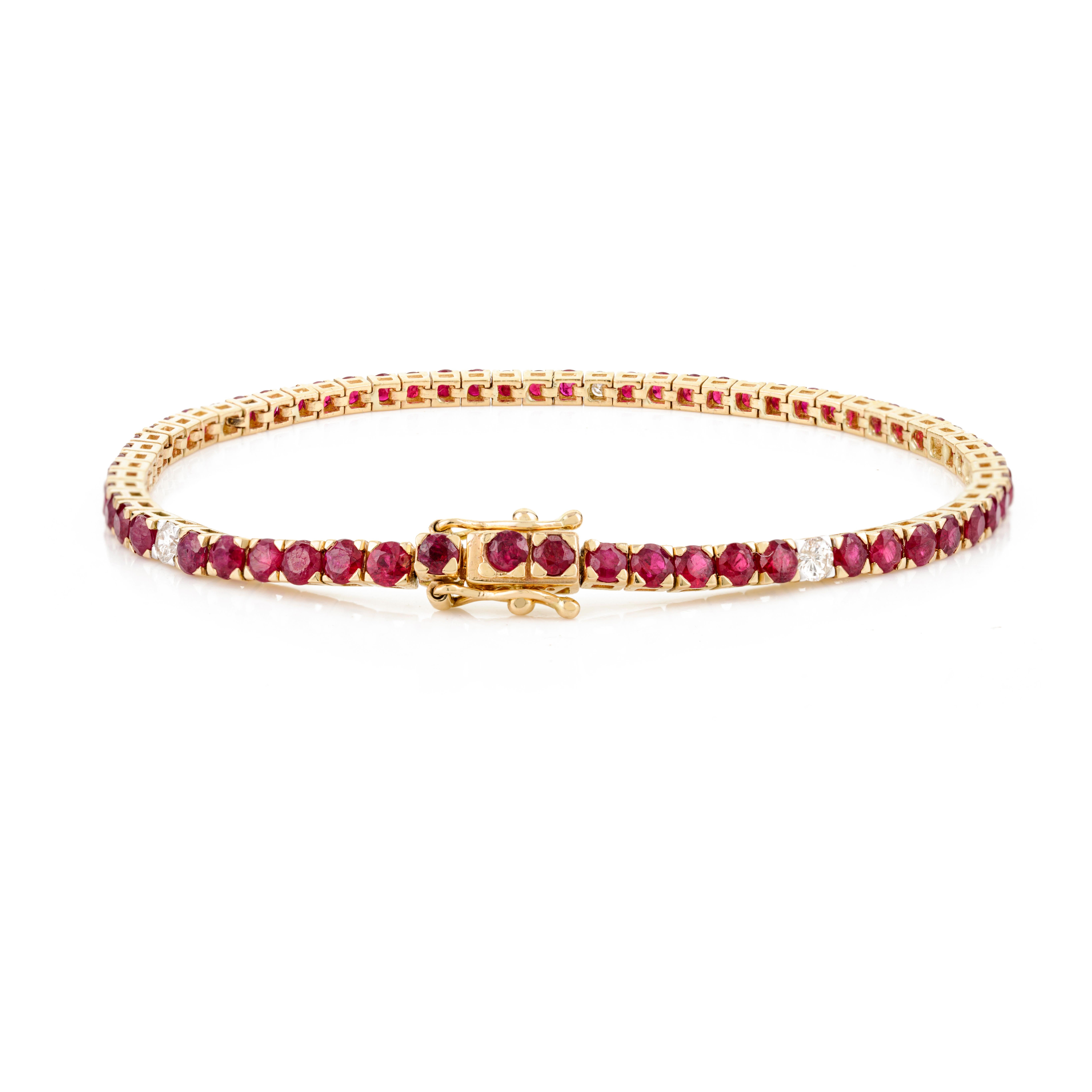 Art Déco Bracciale tennis in rubino taglio rotondo Nature con diamante da 2,96 carati in oro giallo 14k in vendita