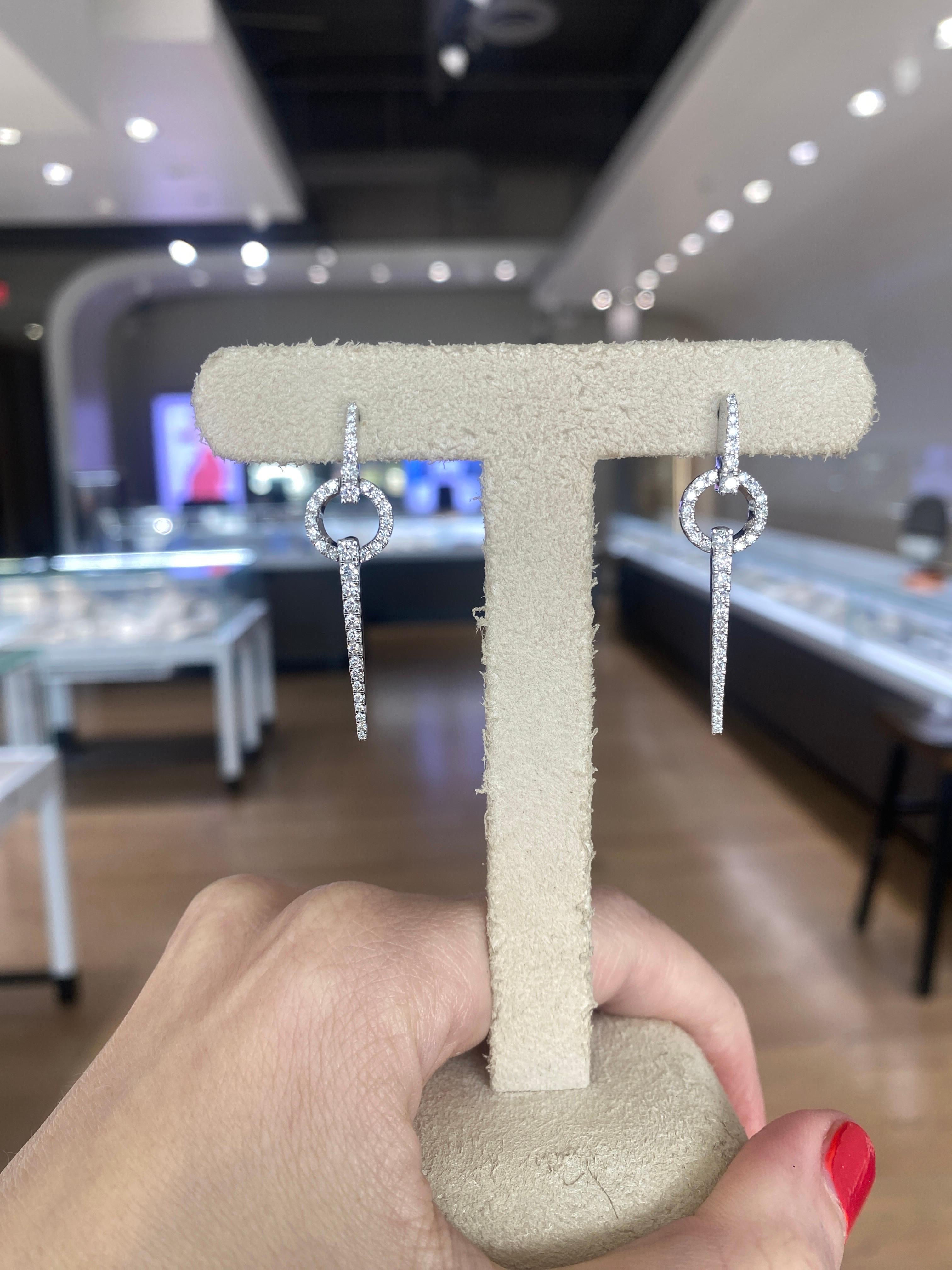 Orecchini pendenti contemporanei con diamante rotondo Nature in vendita 9