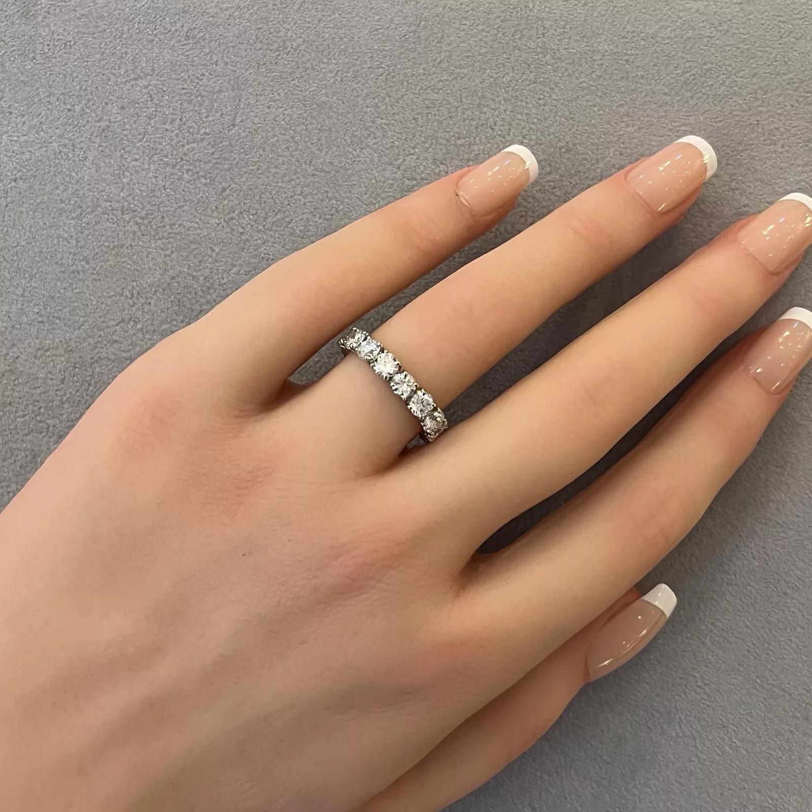 Bague d'éternité en diamant rond naturel 3,37 carats poids total Taille 6 en platine 

La bague d'éternité en diamant présente 16 diamants ronds et brillants sertis sur une monture en platine.

Le poids total des diamants est de 3,37 carats.
La