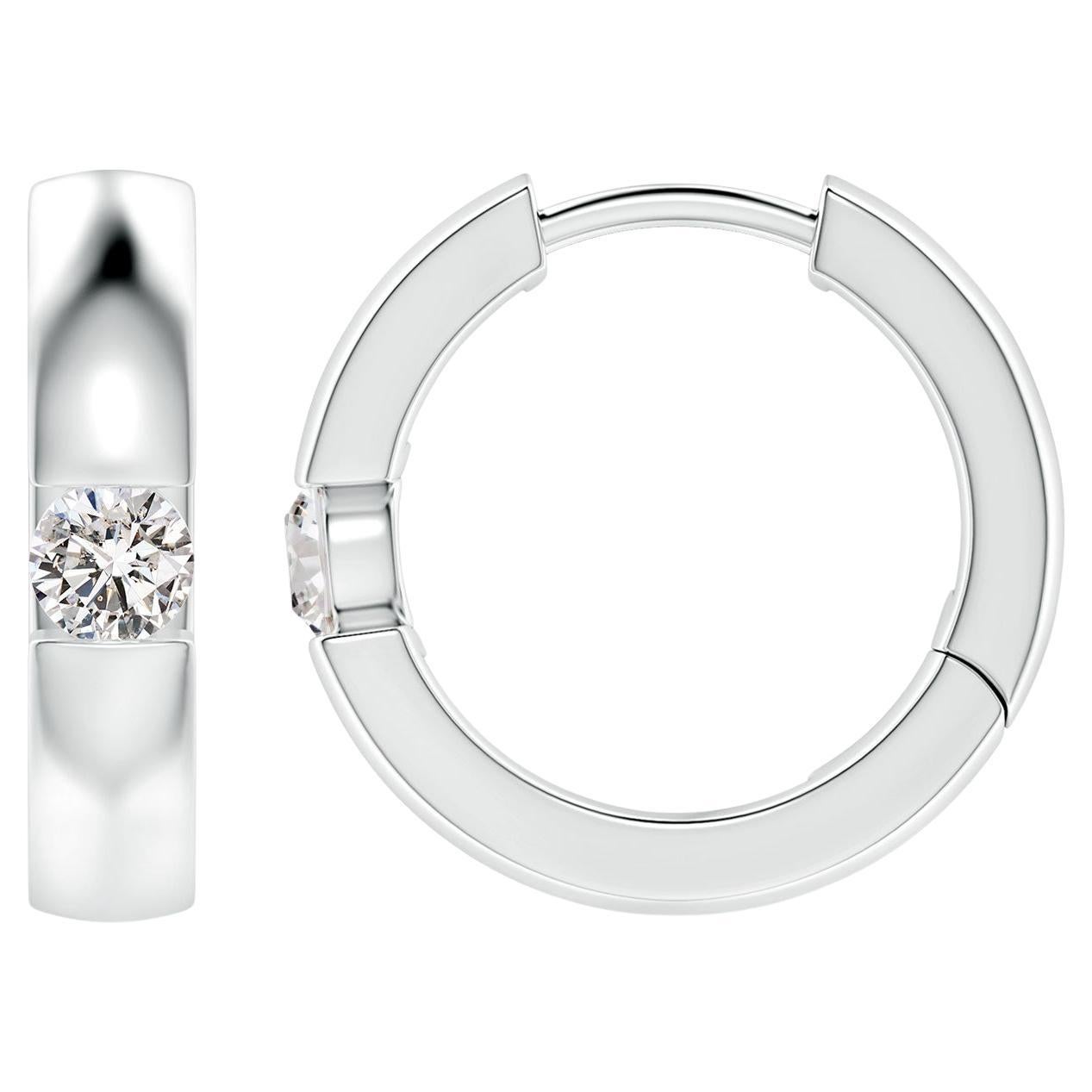 ANGARA Créoles en or blanc 14 carats avec diamants ronds naturels de 0,15 carat en vente